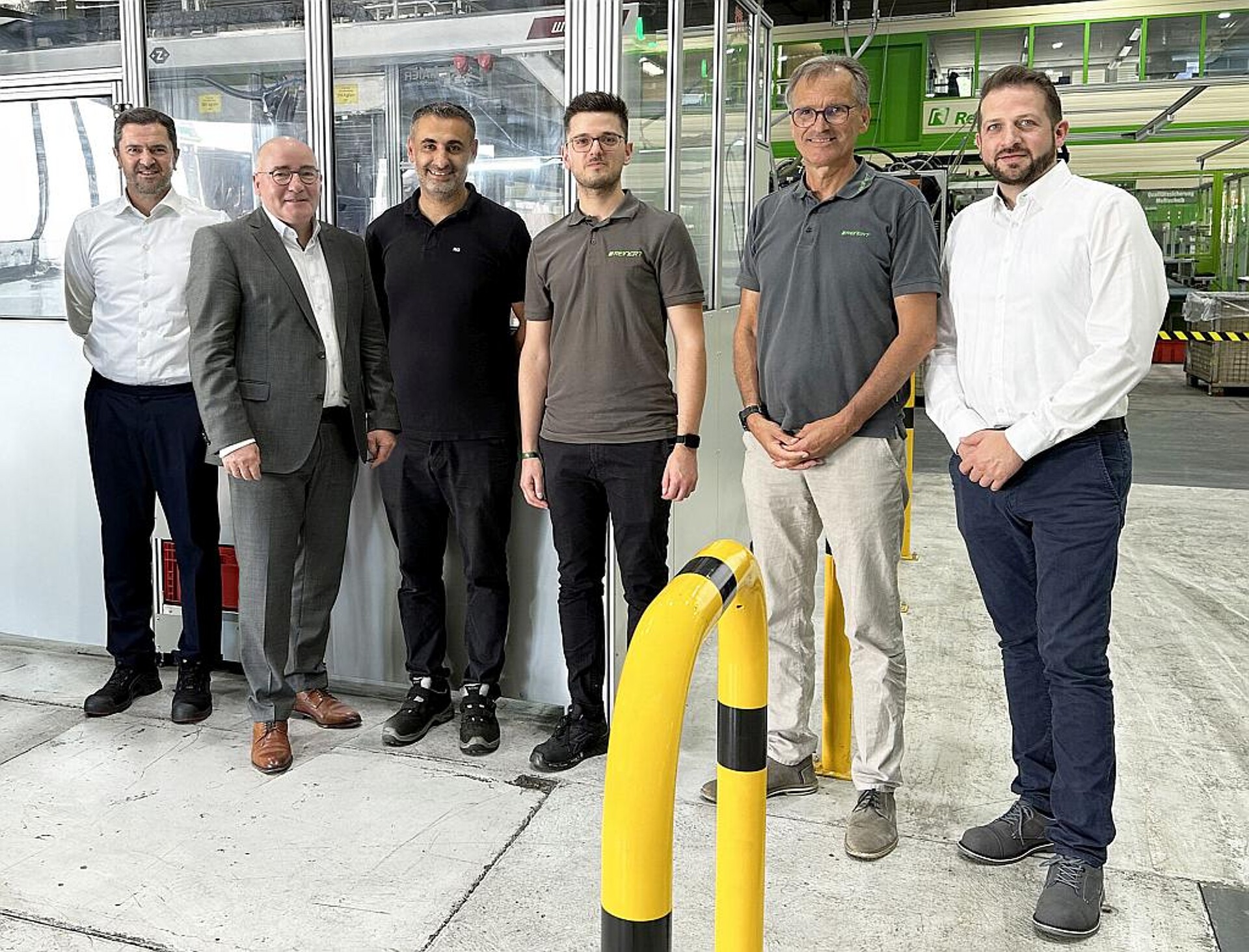 Schöpfen gemeinsam alle Effizienzpotenziale aus (v. l.): Alen Cevra von Maier, Andreas Schramm von Wittmann Battenfeld Deutschland, Anlagenbediener Robil Gün, Christoph Klement und Jürgen Hahn von Reinert sowie Fabio D’Amato von Maier. (Foto: Wittmann)