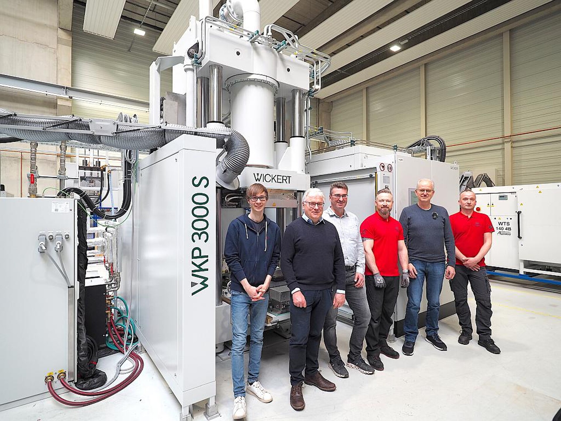 Das Team um Prof. Dr. Wolfgang Nendel (2.v.r.) nutzt die neue WKP 3000 S, um den Einsatz von Hochleistungsthermoplasten, insbesondere von PEEK und dessen Derivaten zu untersuchen. (Foto: Wickert)