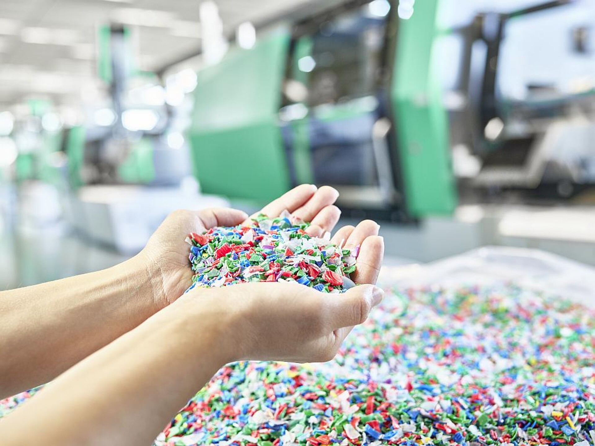 Rezyklate sind aufgrund ihrer inhomogenen Eigenschaften anspruchsvoll in der Verarbeitung. Form und Qualität des inhomogenen Materials beeinflussen den Aufschmelzprozess. (Foto: Arburg)