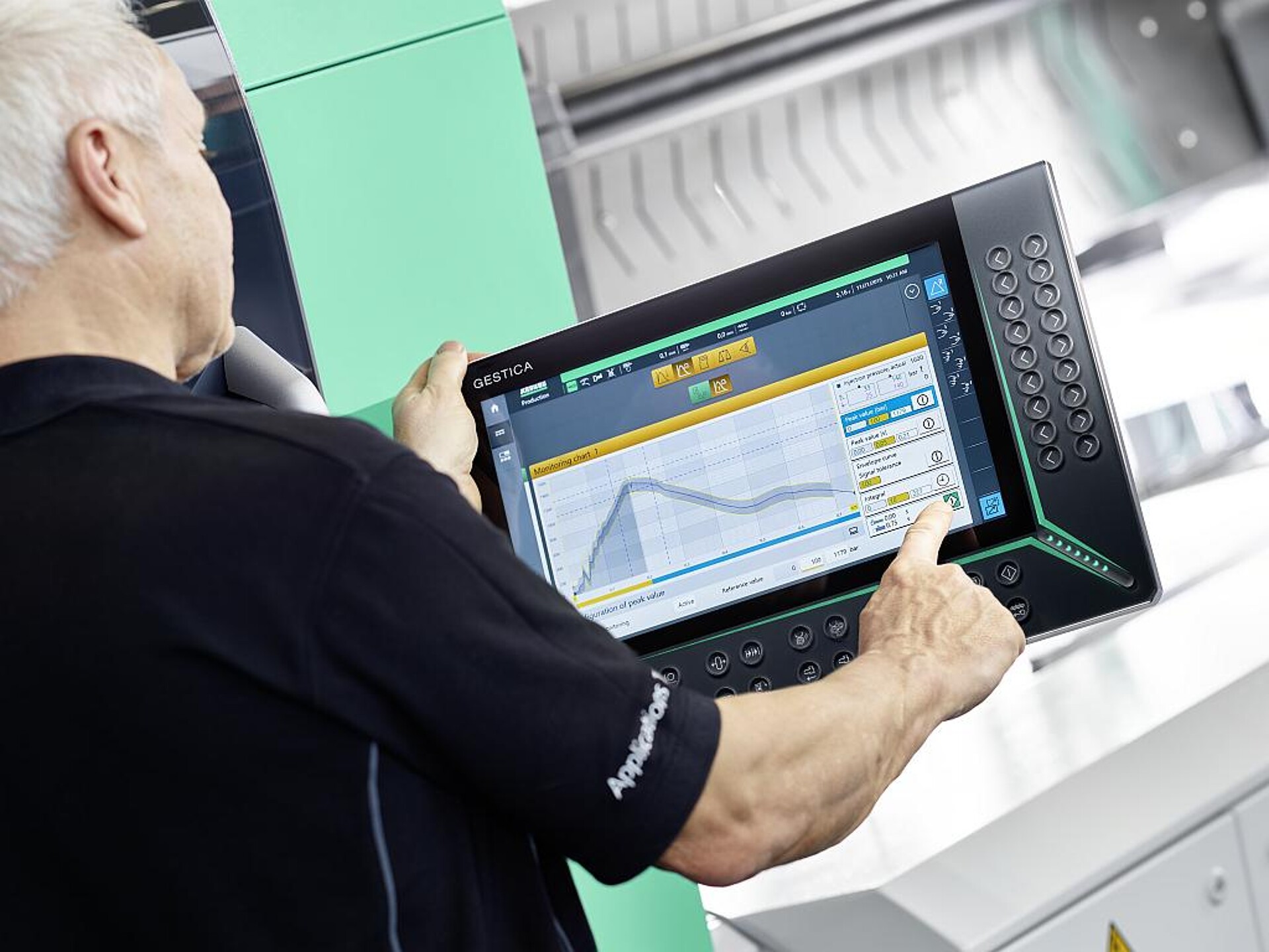 Die prozesssichere Verarbeitung von Rezyklaten stellt hohe Anforderung an die Regel- und Steuerungstechnik von Spritzgießmaschinen. (Foto: Arburg)