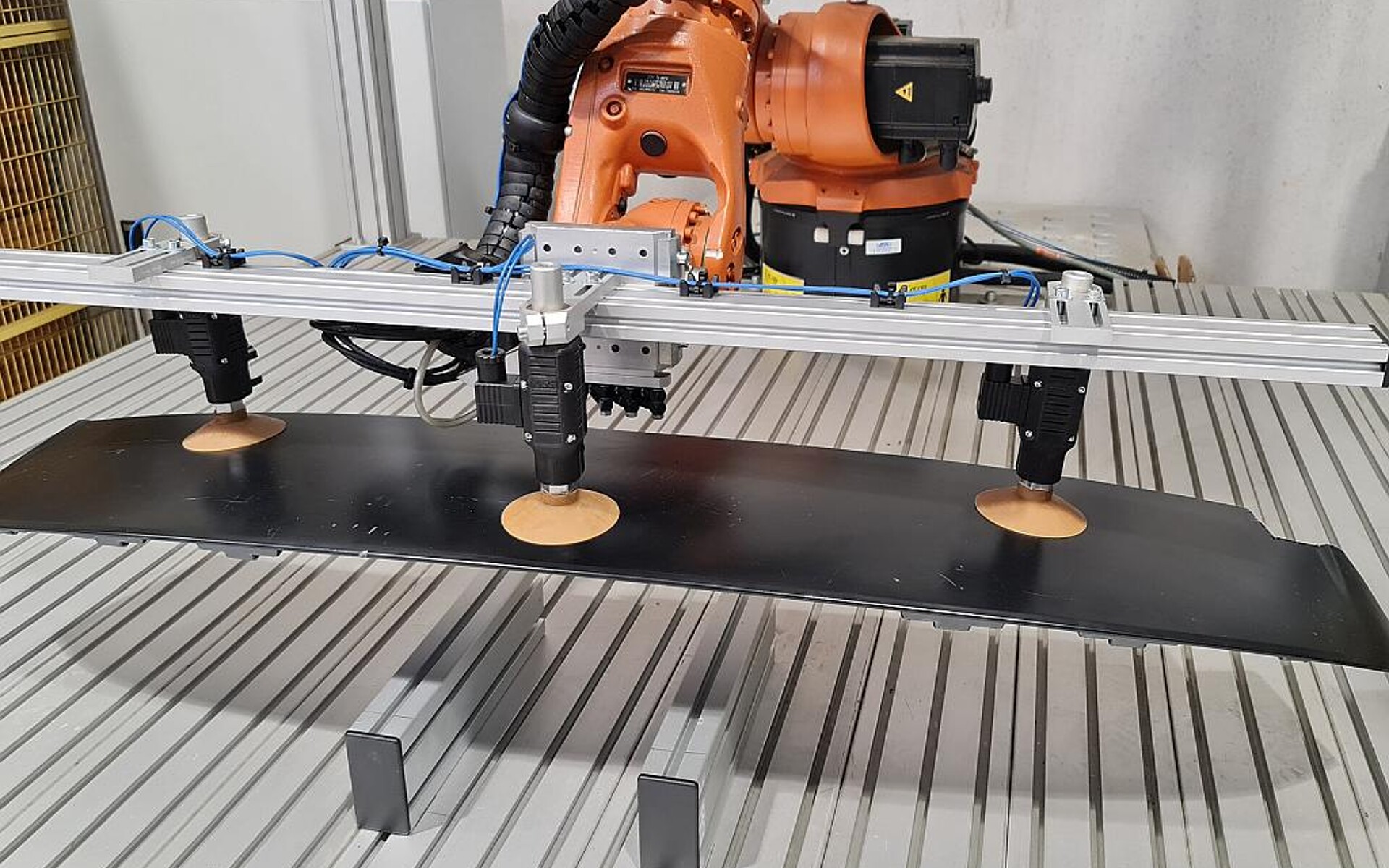 Drei Haftsauger HS bewegen luftlos ein Bauteil. (Foto: ASS)