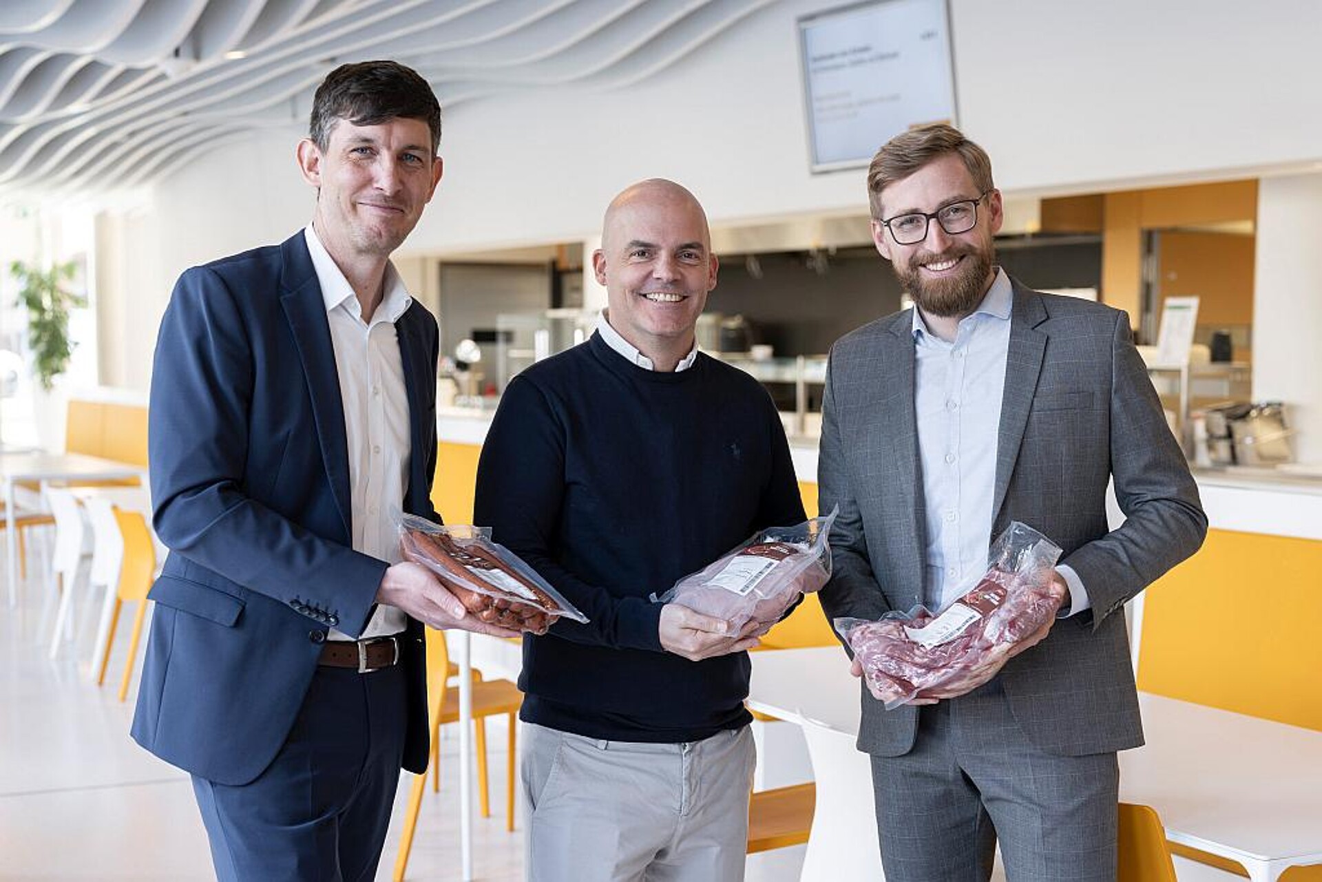 David Jarosch (BASF Gastronomie), Frank Werz (Werz Wurst-Fleisch-Convenience) und Paul Neumann (BASF SE) präsentieren die neue Lebensmittelverpackung für die Gemeinschaftsverpflegung. (Foto: BASF)