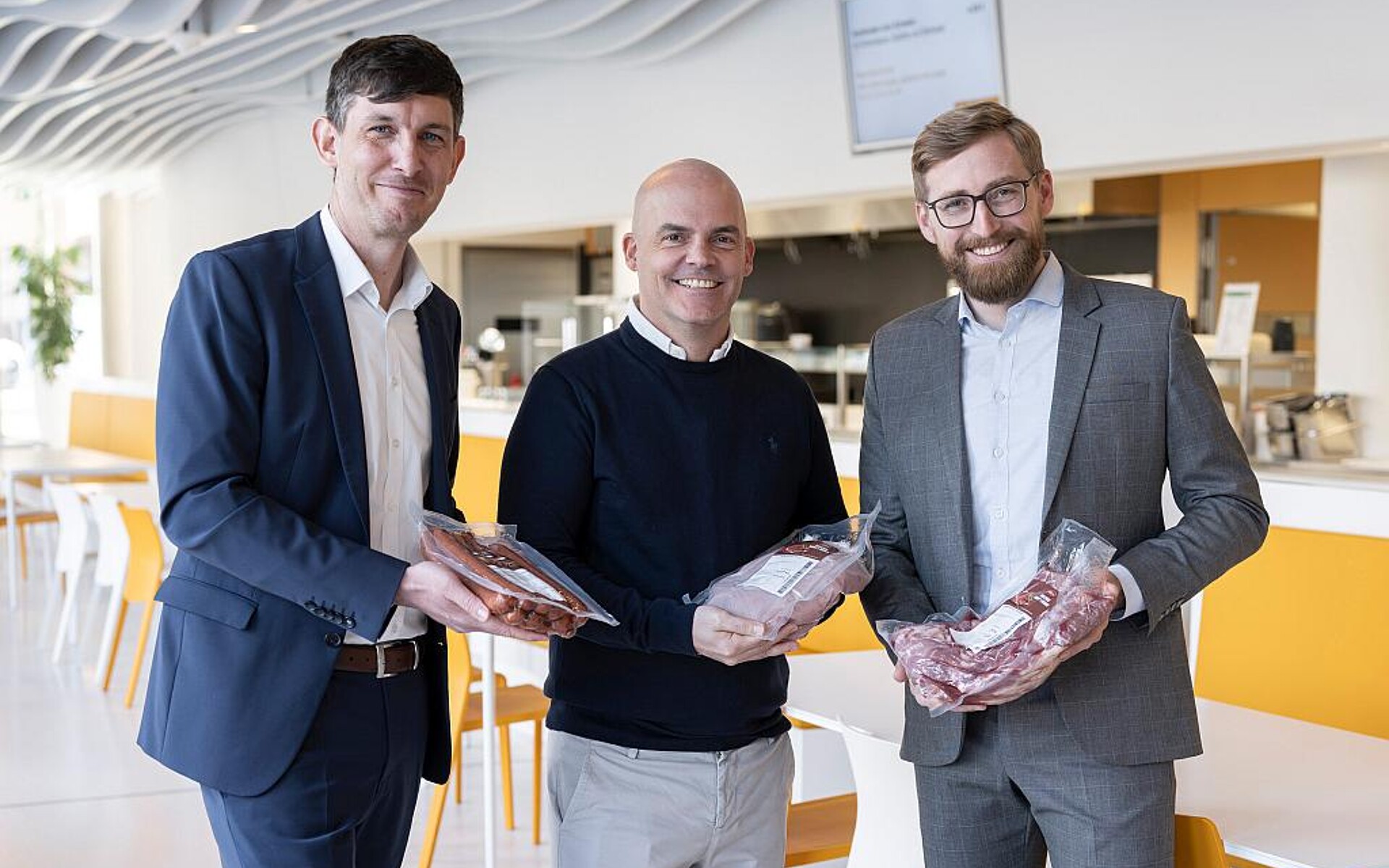 David Jarosch (BASF Gastronomie), Frank Werz (Werz Wurst-Fleisch-Convenience) und Paul Neumann (BASF SE) präsentieren die neue Lebensmittelverpackung für die Gemeinschaftsverpflegung. (Foto: BASF)