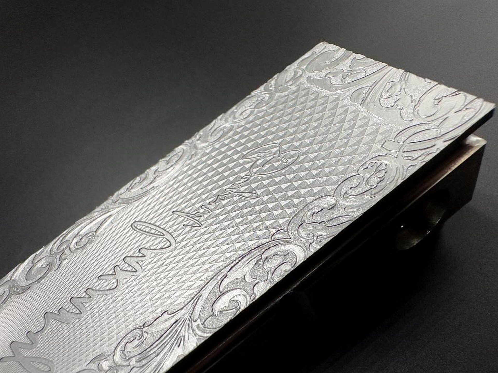 Auf der Kuteno produziert Deckerform live 3D-Kunststoff-Labels mit edler Oberflächenstruktur – gefertigt im IMD-Verfahren mit Lasertechnologie. (Foto: Deckerform)