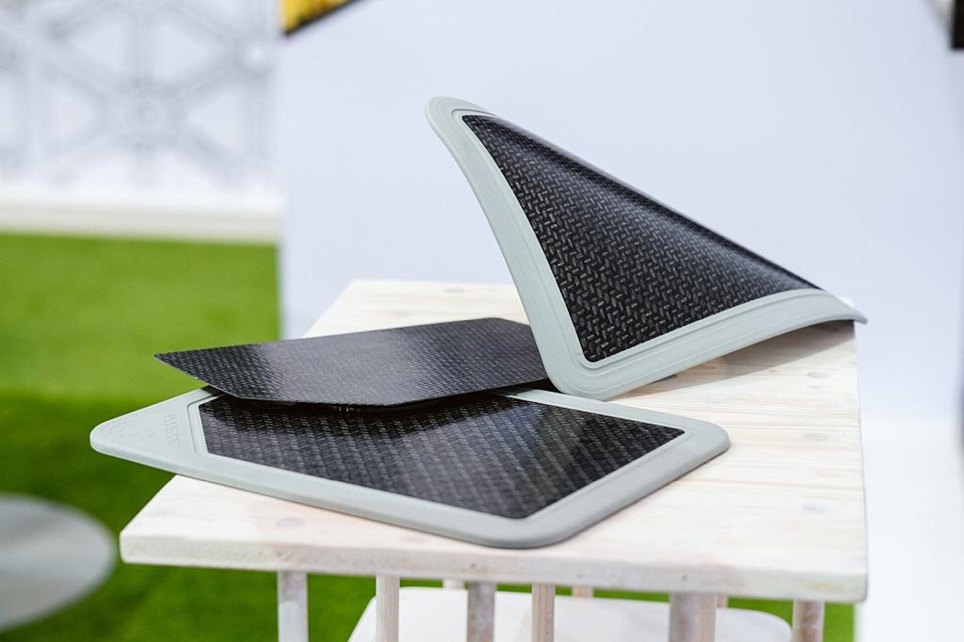 Mit PolyFoamFiber werden Organosheets mit spritzgeschäumtem Füllmaterial für steife, leichte und nachhaltige Verbundbauteile kombiniert. (Foto: Deckerform)