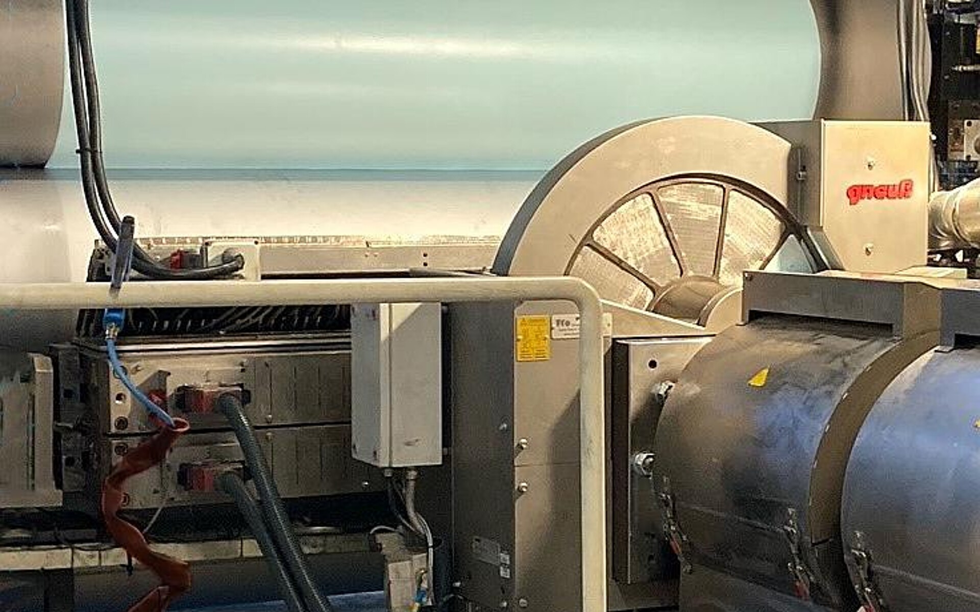 SFneos-Filtriersystem in der Produktionslinie für PVC-Folien bei Renolit. (Foto: Gneuß)