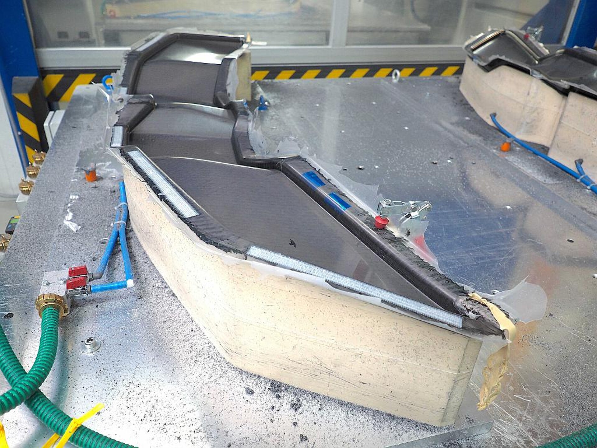 Die meisten Carbonteile bestehen aus zwei separat gefertigten Außen- und Innenschalen, die miteinander verklebt werden. Vorher müssen die Ränder nachbearbeitet werden. (Foto: HG Grimme SysTech)