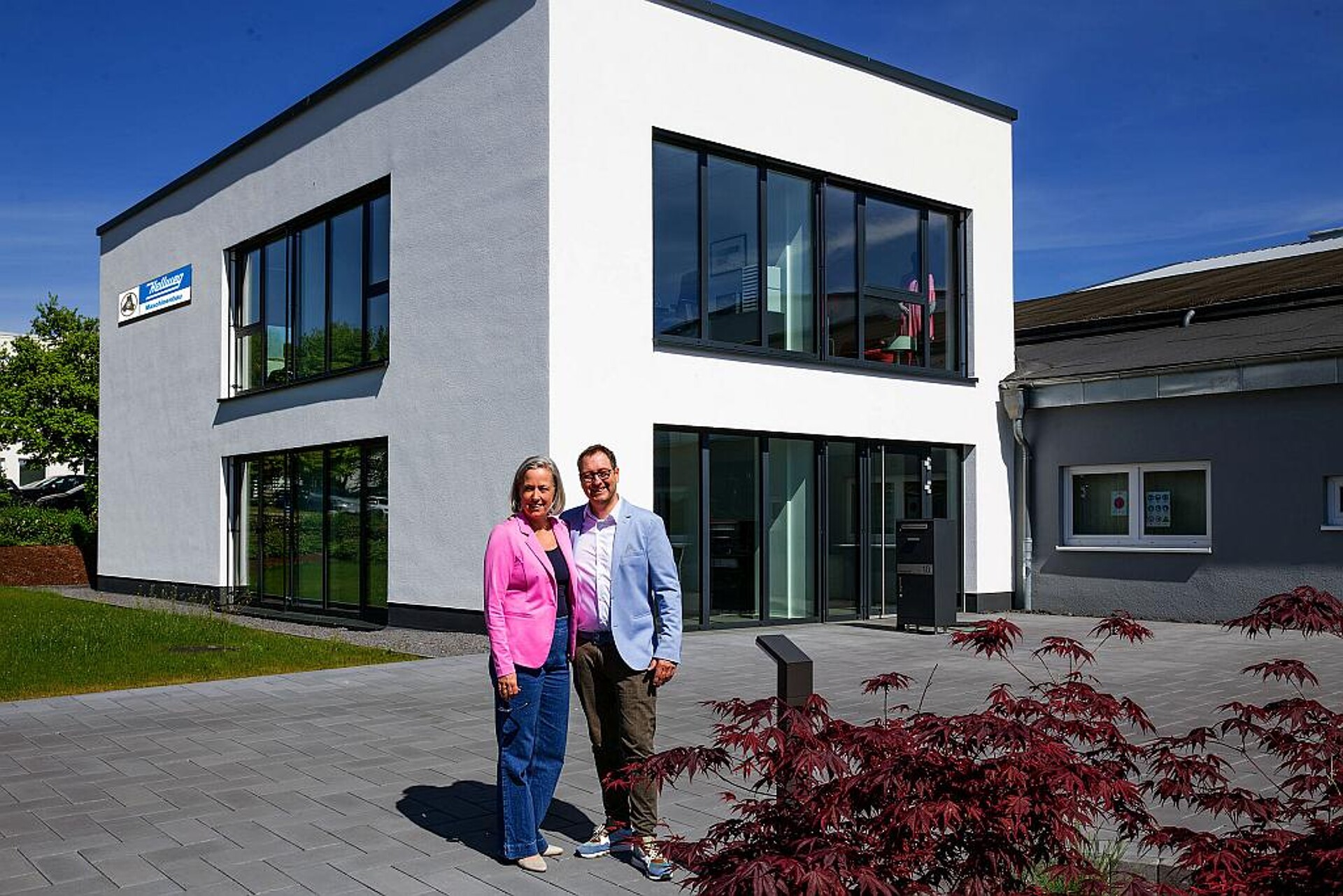 „Die Ende 2024 bezogene Ideenschmiede von Hellweg Maschinenbau in Roetgen schafft Raum für die erfolgreiche Weiterentwicklung“, sind Geschäftsführer Mark und Susanne Hellweg überzeugt. (Foto: Hellweg Maschinenbau)