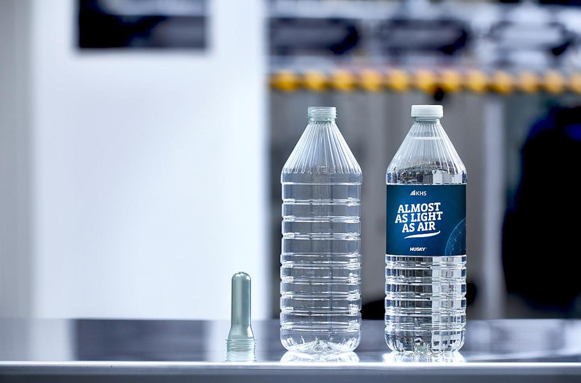 Stimmiges Konzept von der Preform über den fertig geblasenen PET-Behälter bis hin zur gefüllten, etikettierten und verschlossenen Flasche. (Foto: Jörg Schwalfenberg)