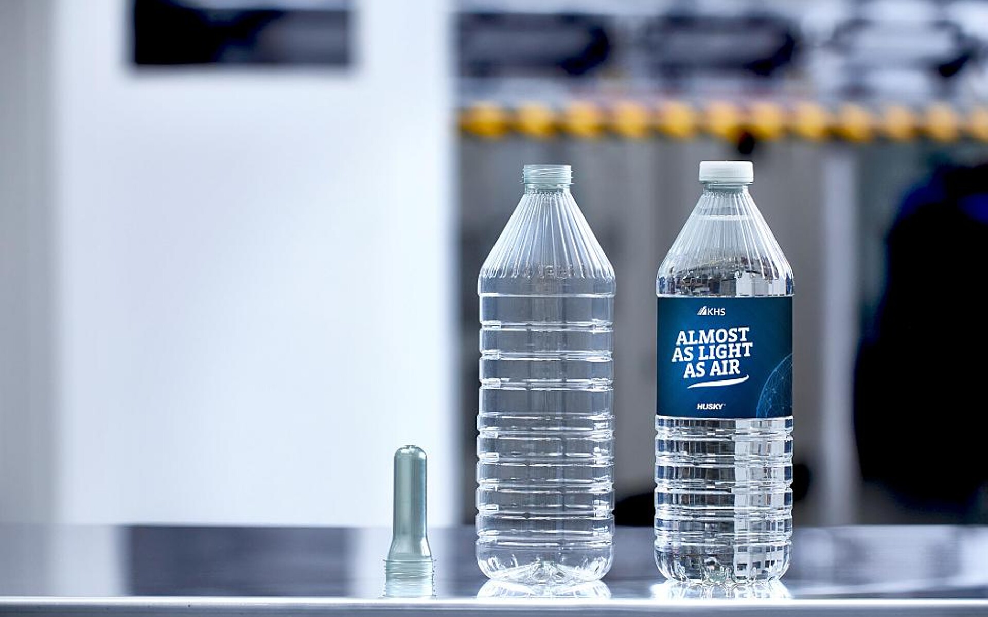 Stimmiges Konzept von der Preform über den fertig geblasenen PET-Behälter bis hin zur gefüllten, etikettierten und verschlossenen Flasche. (Foto: Jörg Schwalfenberg)