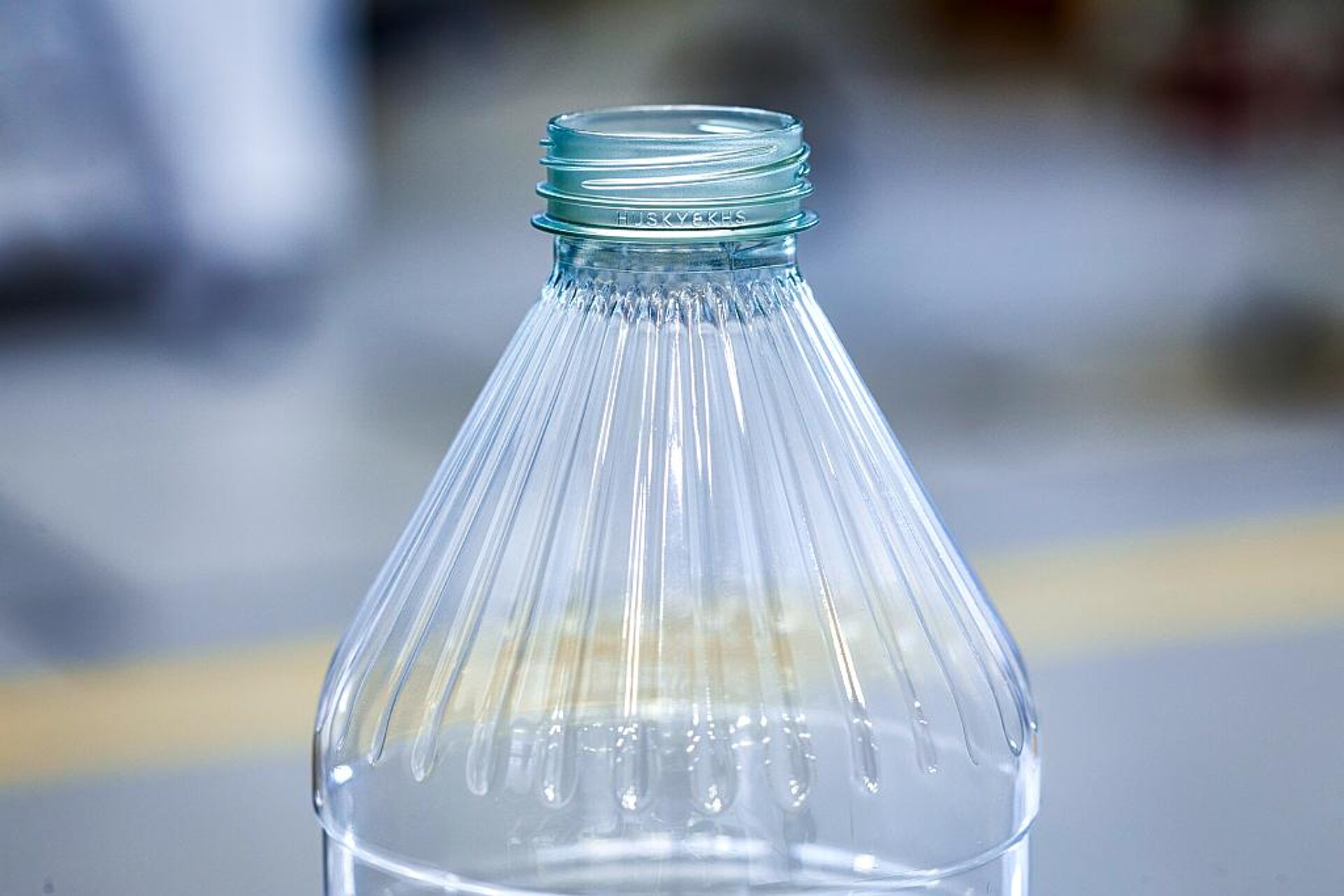 Zur Stabilisierung der leichten Flasche wurde unter anderem deren Schulter mit vertikalen Stegen versehen. (Foto: Jörg Schwalfenberg)