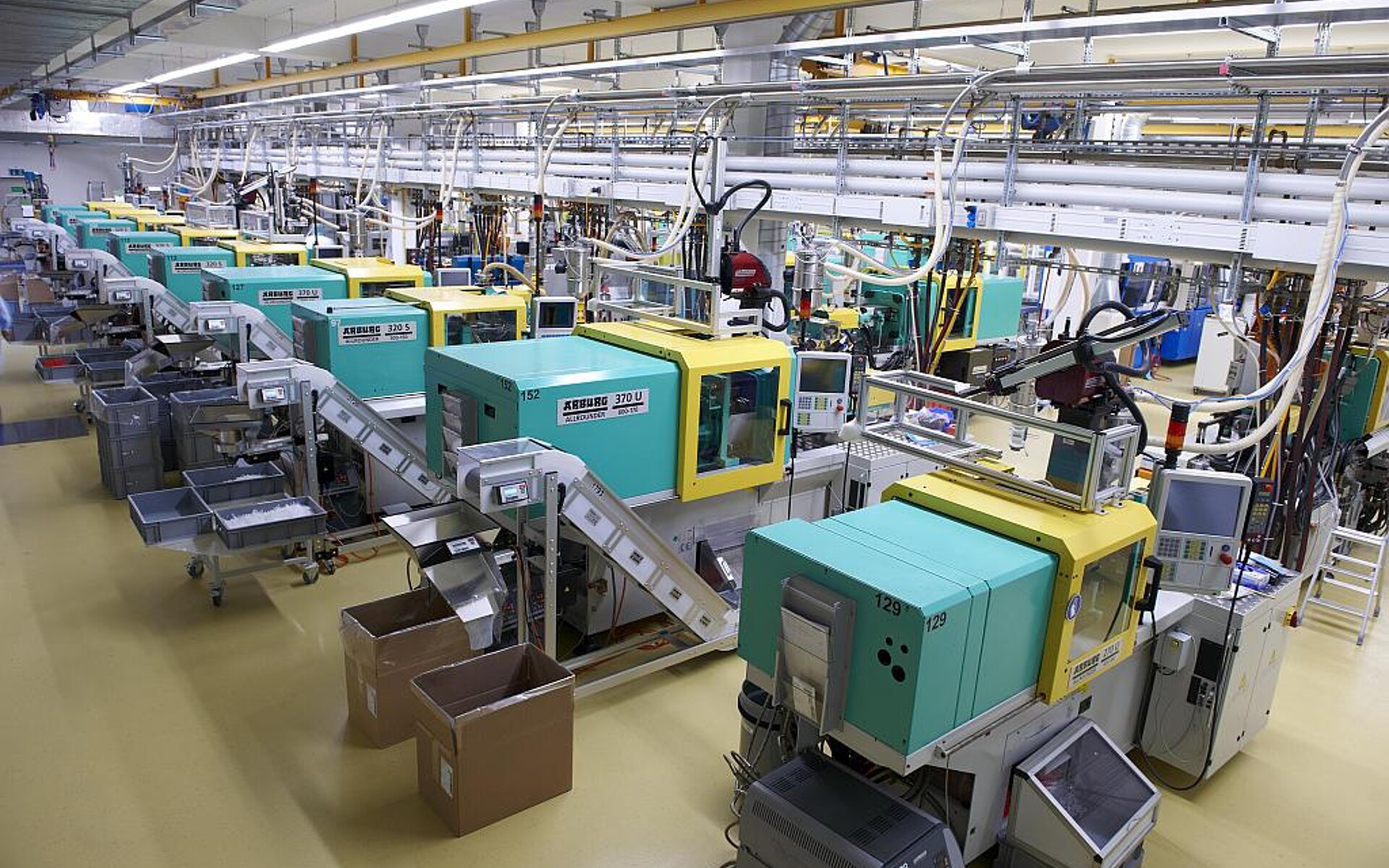 120 Spritzgießmaschinen und 42 Montageautomaten sind am Standort Haag an des MES Hydra angebunden. (Foto: medmix)