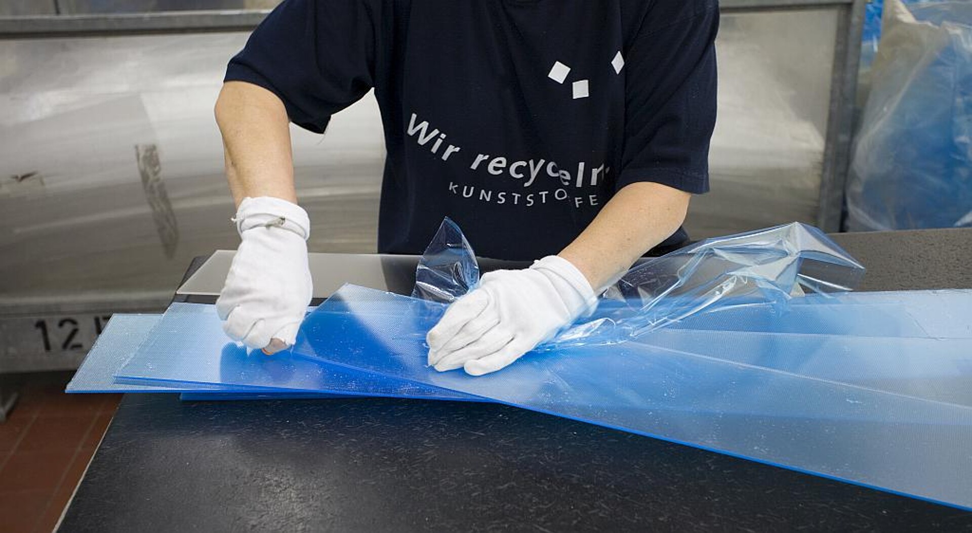 Durch die Sortierung und Aufbereitung entsteht ein hochwertiger Rohstoff in Neuwarequalität. (Foto: Pekutherm)