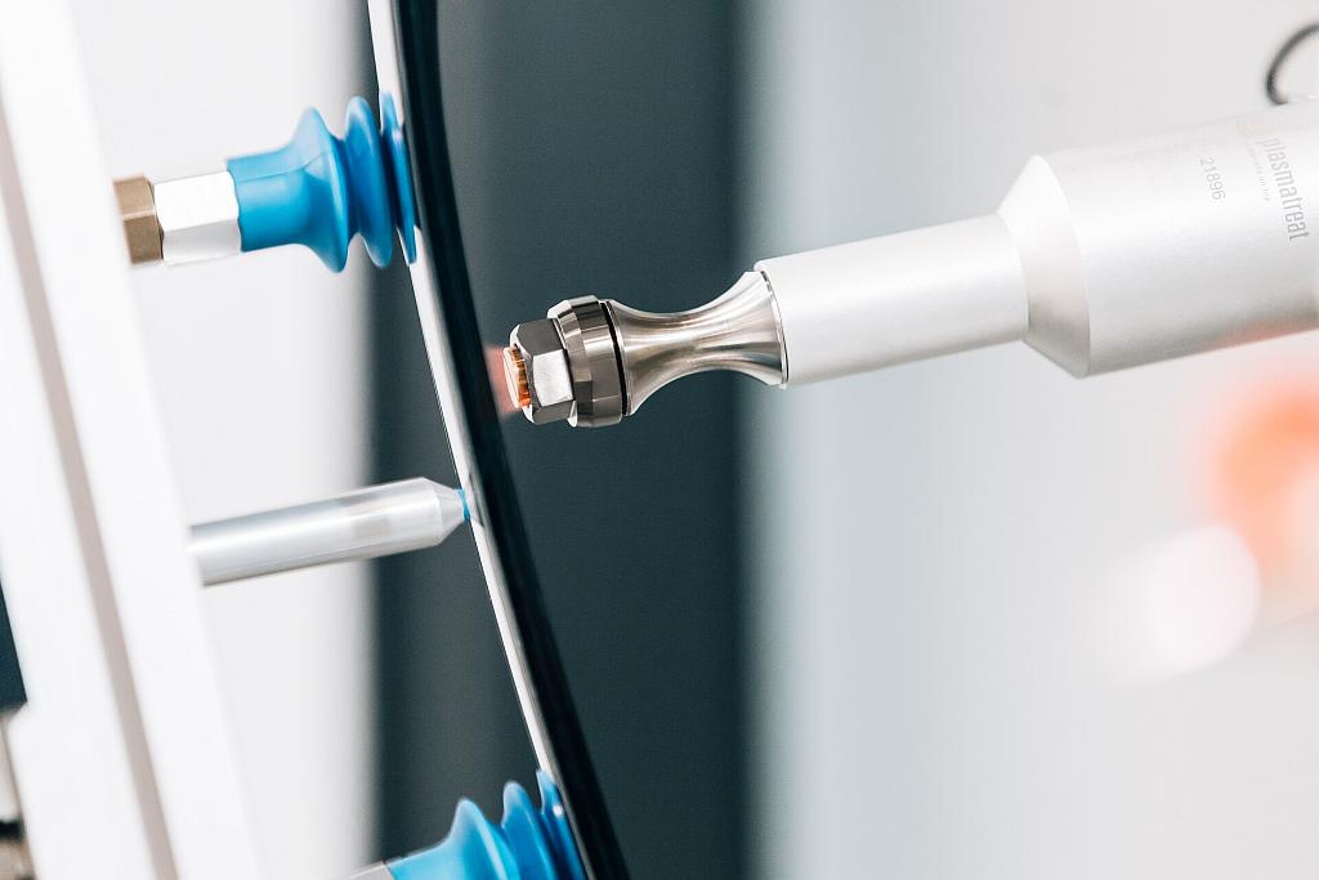 Openair-Plasma Behandlung ermöglicht chemie- und primerfreies Verkleben, Lackieren, Bedrucken und Abdichten und ist bereits in vielen Prozessen in der Automobilindustrie etabliert. (Foto: Plasmatreat)