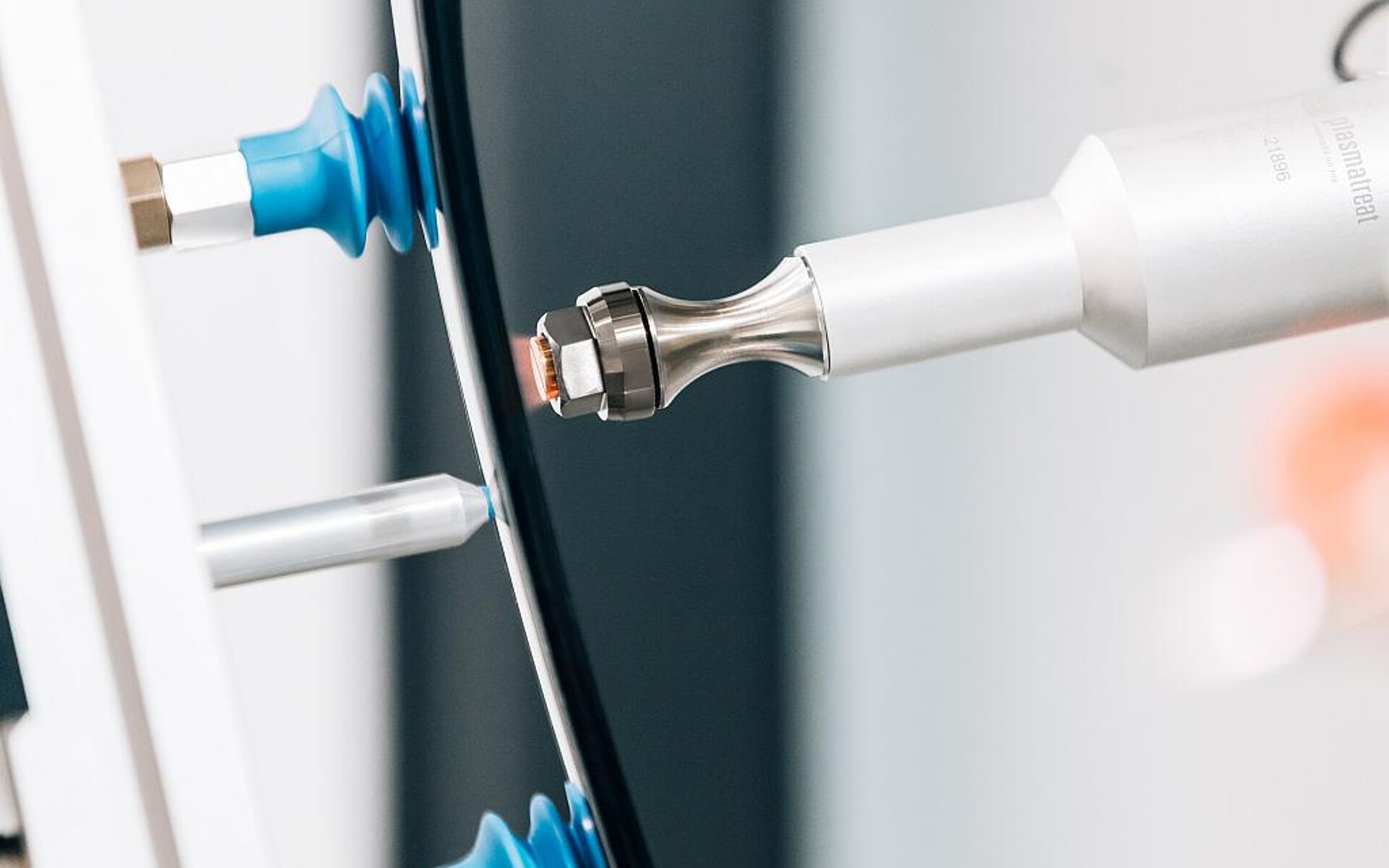 Openair-Plasma Behandlung ermöglicht chemie- und primerfreies Verkleben, Lackieren, Bedrucken und Abdichten und ist bereits in vielen Prozessen in der Automobilindustrie etabliert. (Foto: Plasmatreat)