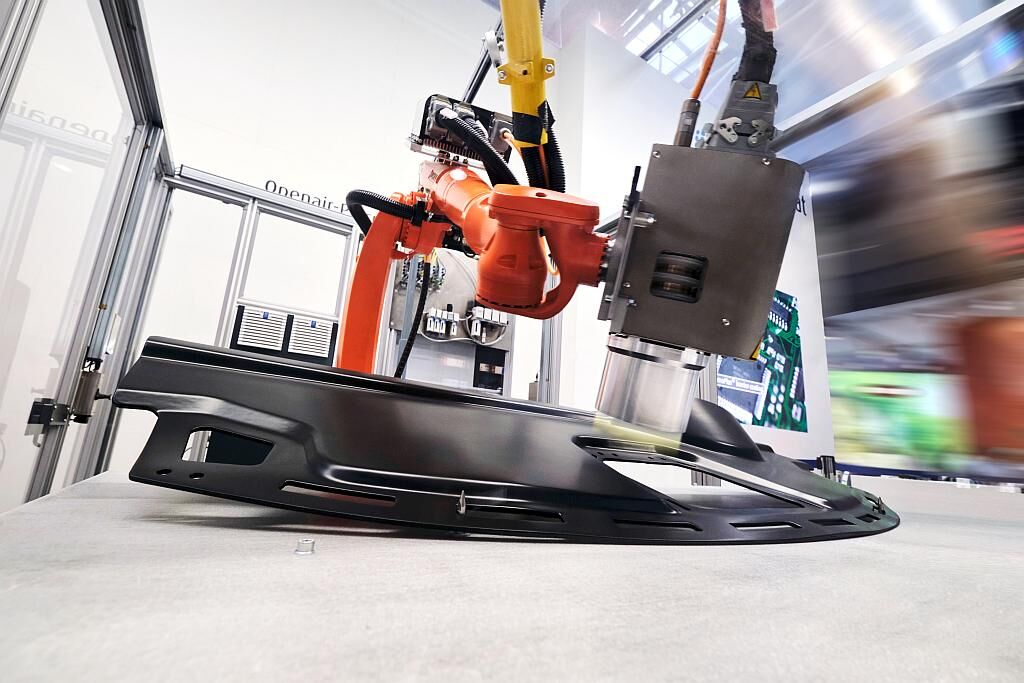 Aktivierung eines Automobildashboards vor dem Kaschieren. (Foto: Plasmatreat)