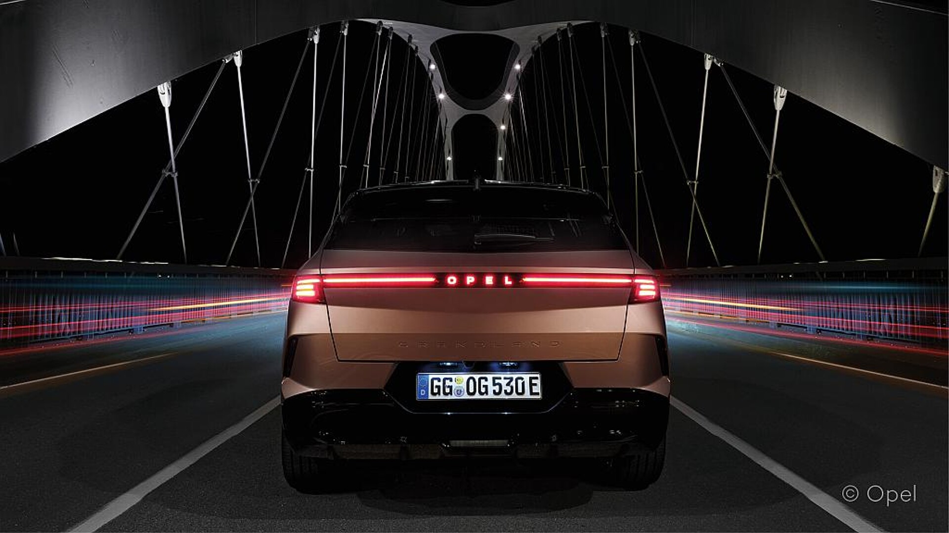 Das Elektro-SUV Grandland Electric ist das erste Serienmodell von Opel mit einem beleuchteten Markenschriftzug, der aus PMMA gefertigt wird. (Foto: Opel)