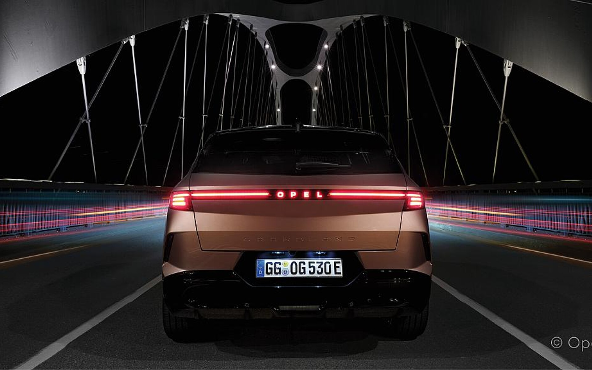 Das Elektro-SUV Grandland Electric ist das erste Serienmodell von Opel mit einem beleuchteten Markenschriftzug, der aus PMMA gefertigt wird. (Foto: Opel)