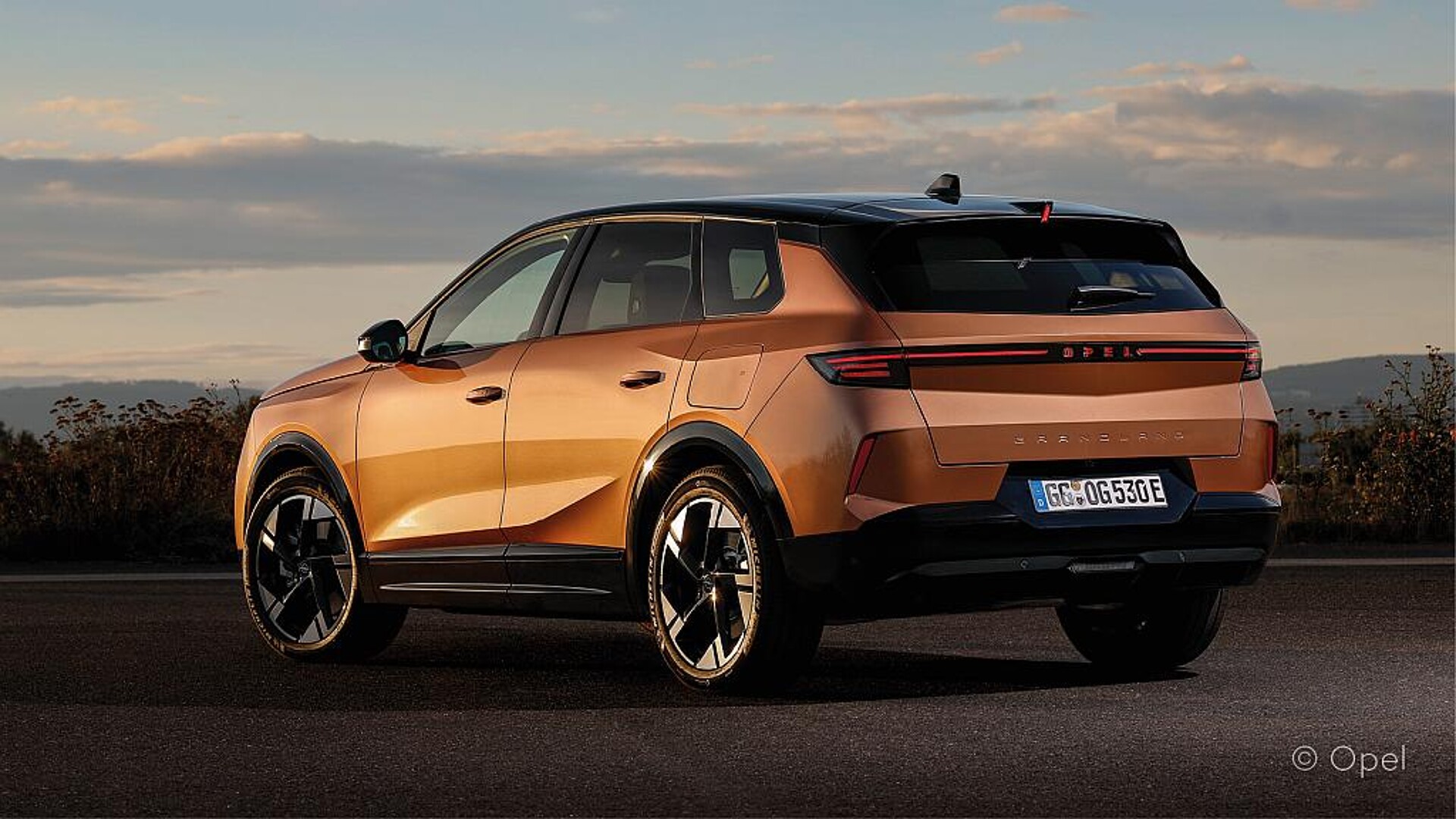 Beim Grandland Electric besteht auch die Heckleuchtenabdeckung aus transparentem PMMA. Der Werkstoff ist langlebig und dauerhaft UV- und witterungsbeständig. (Foto: Opel)
