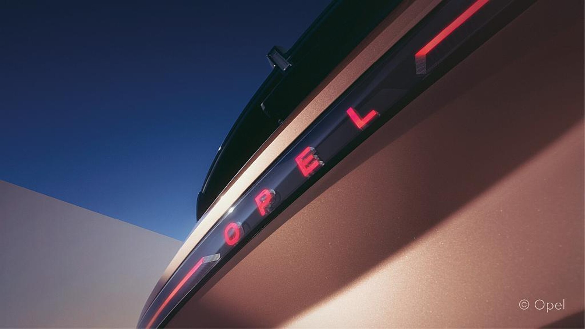 Der Markenschriftzug tritt plastisch hervor. Eine feine Oberflächenstruktur bewirkt, dass nur die leicht strukturierte Front der sonst kristallklaren Buchstaben signalrot leuchtet. (Foto: Opel)