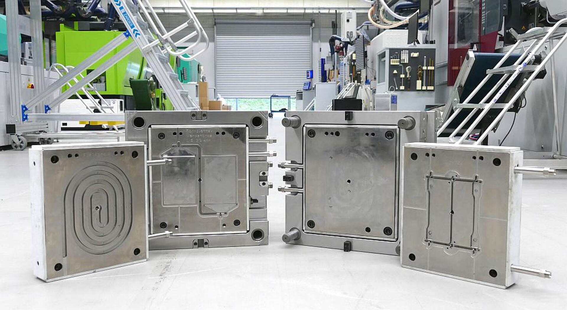 Das neue Spritzgießwerkzeug kann für Duroplaste und Thermoplaste eingesetzt werden. (Foto: Christian Deubel, SKZ)
