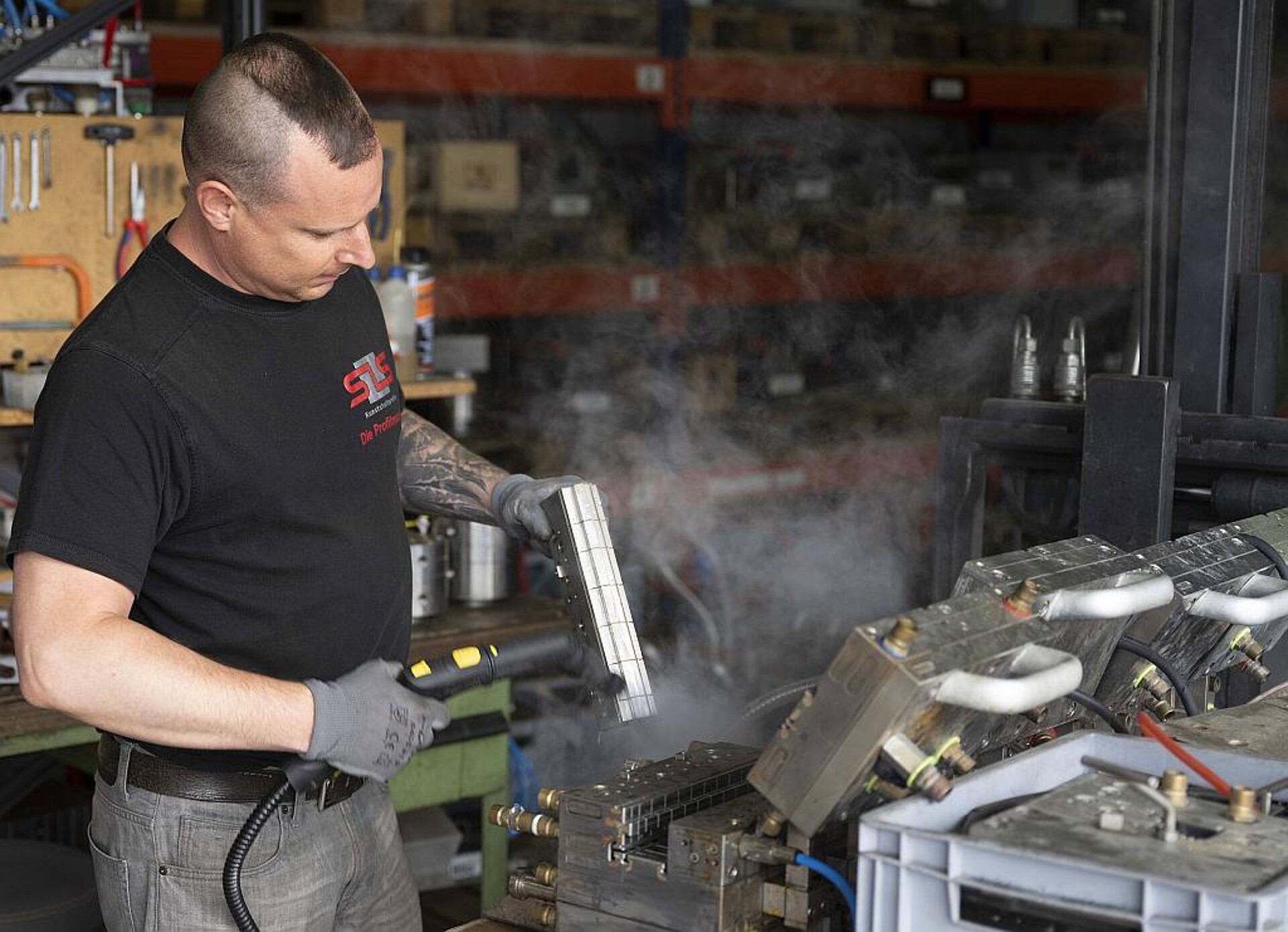 Die sorgfältige Reinigung der Extrusionswerkzeuge ist bei SLS ein Teil der Qualitätssicherung. (Foto: SLS)
