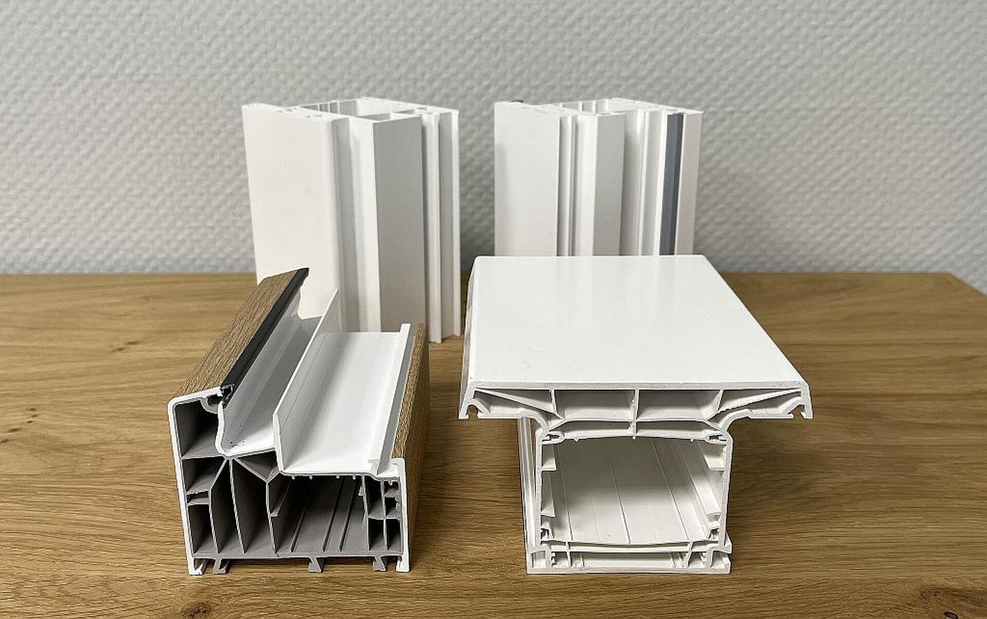 Die von SLS realisierten Kunststoffprofile zeichnen sich durch mitunter hochkomplexe Querschnitte aus. Oft handelt es sich auch um werkstofftechnische Verbundlösungen. (Foto: SLS)