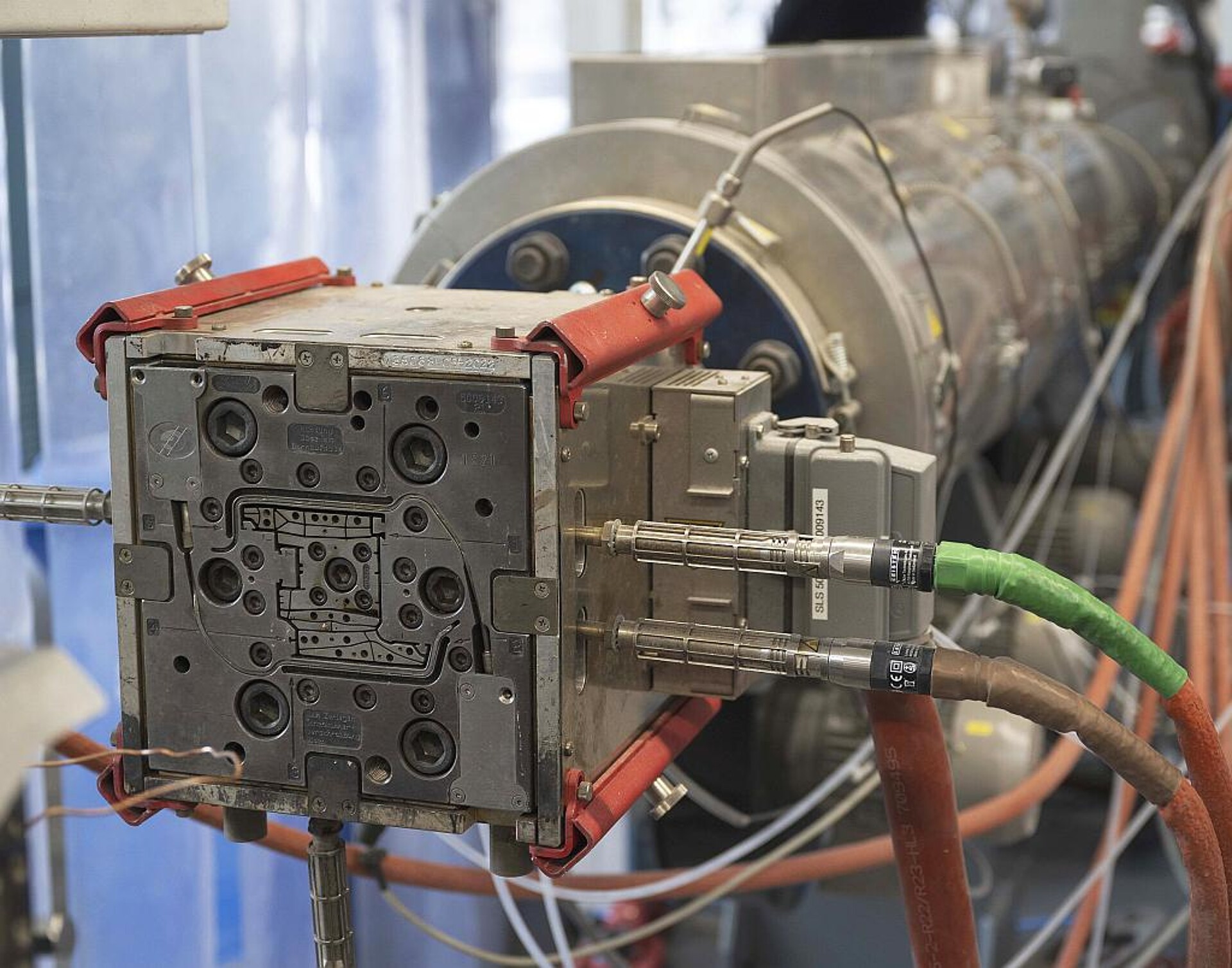 Stets kommen die Werkzeuge von SLS auch in den eigenen Extrusionslinien zum Einsatz. Hier unterliegen sie einer strengen Qualitätsaufsicht und einem ständigen Verbesserungsprozess. (Foto: SLS)