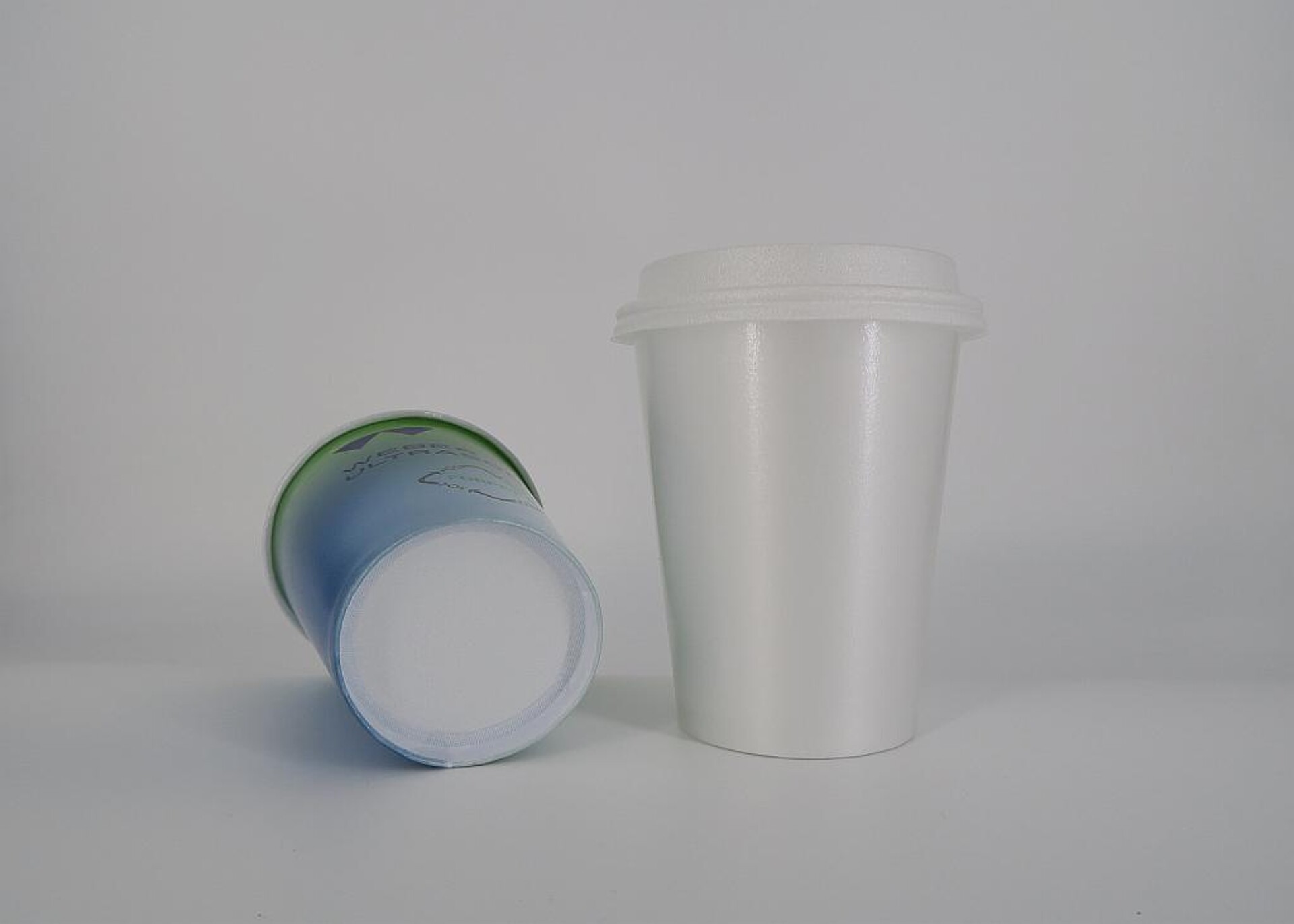 Das recycelte, geschäumte rPET, aus dem die Getränkebecher hergestellt werden, kann durch die besondere Fertigungstechnologie immer wieder in lebensmittelechter Neuwarenqualität aufbereitet werden. (Foto: Weber Ultrasonics)