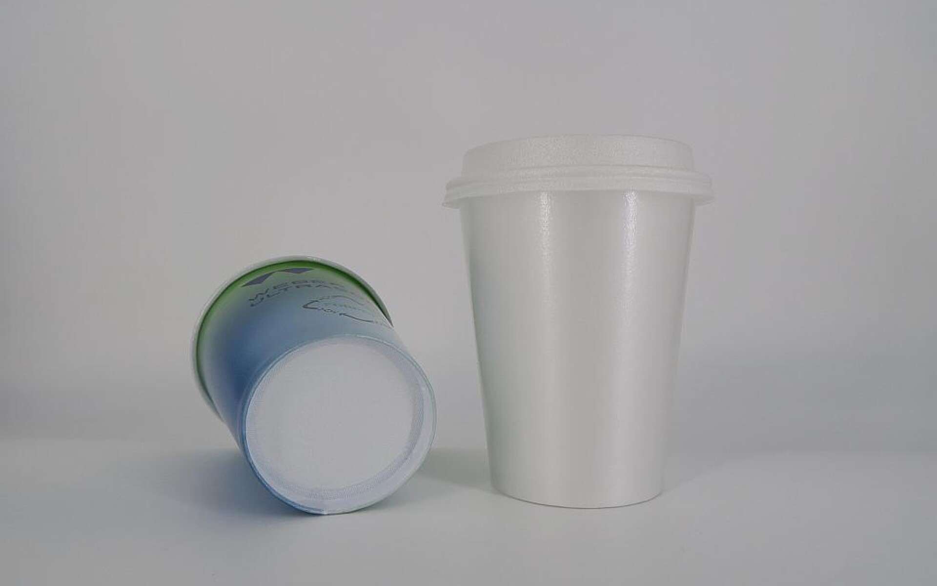 Das recycelte, geschäumte rPET, aus dem die Getränkebecher hergestellt werden, kann durch die besondere Fertigungstechnologie immer wieder in lebensmittelechter Neuwarenqualität aufbereitet werden. (Foto: Weber Ultrasonics)