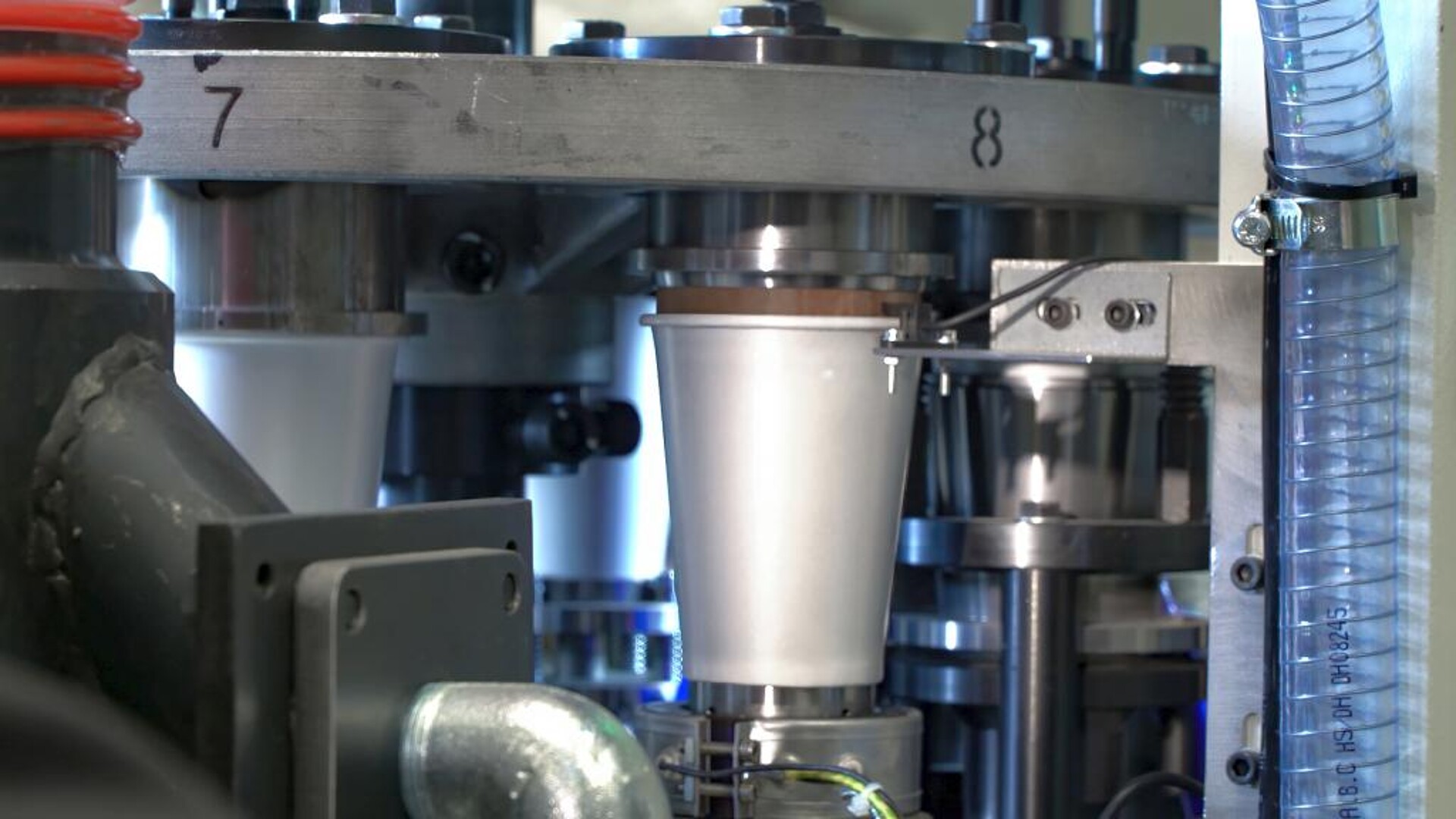 Statt mit Klebstoff erfolgt die Verbindung des Becherbodens mit dem Zylinder durch Ultraschallschweißen. Dadurch kann das rPet zu 100 % als Monomaterial recycelt werden. (Foto: Forpet)
