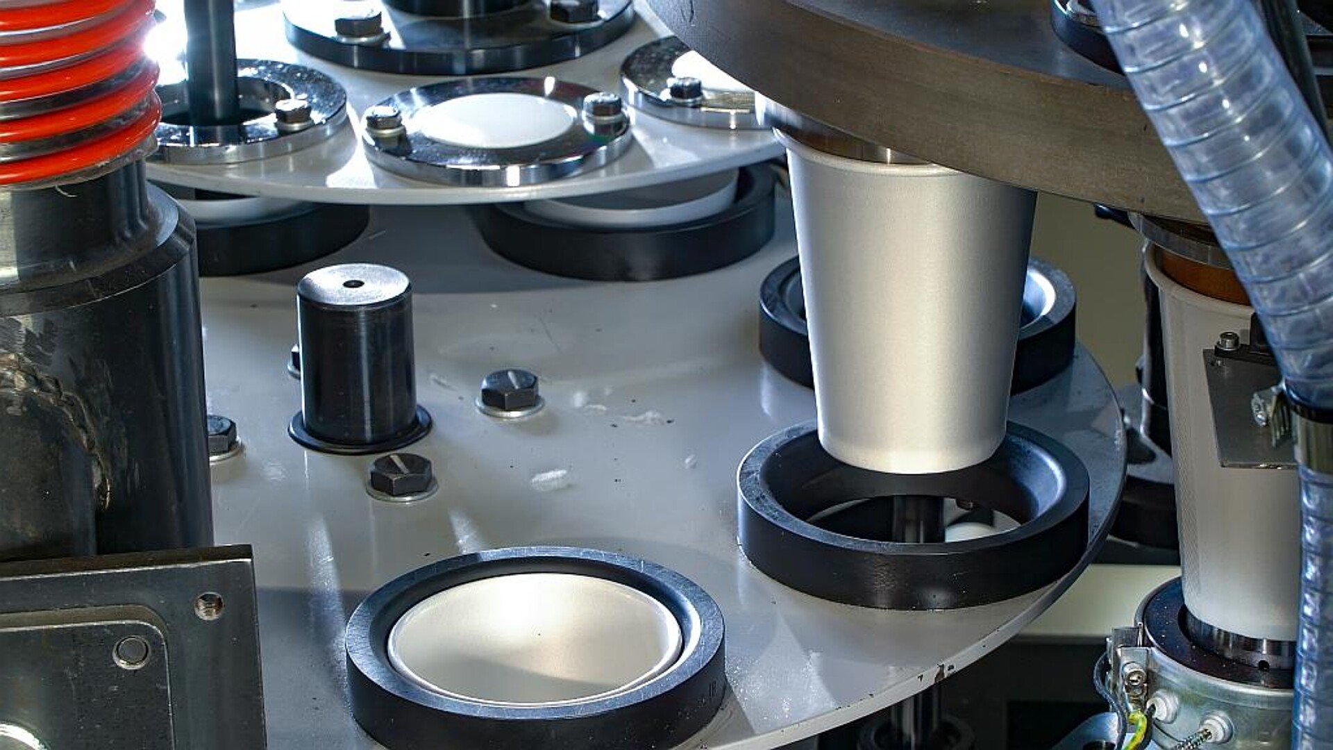 Eine kleine Designänderung am Becherbodens ermöglicht, dass er mit nur einem Ultraschallschweißsystem in einer Schweißzeit von 150 ms prozesssicher und energiesparend eingeschweißt werden kann. (Foto: Forpet)