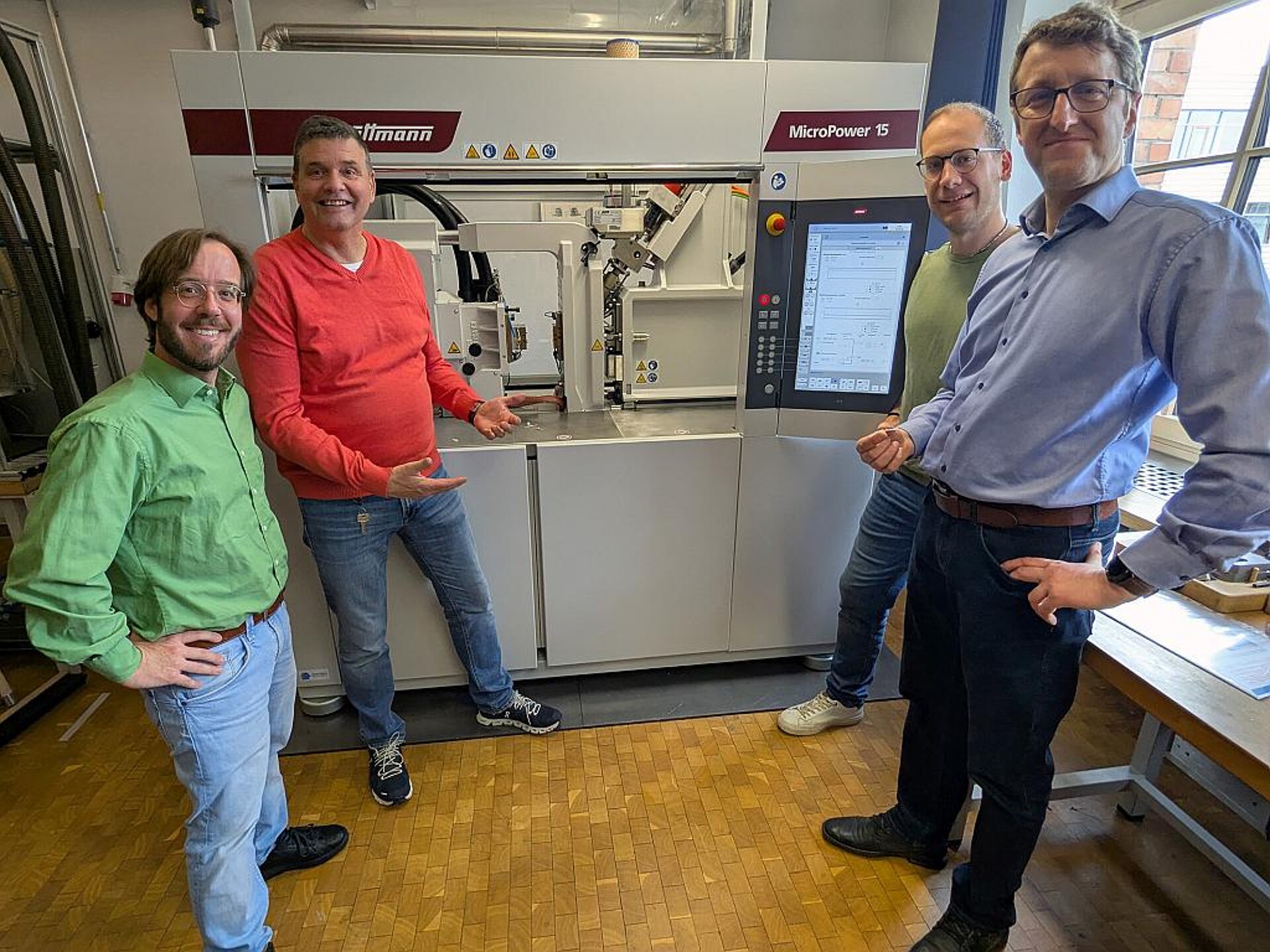 Die technischen Fakultäten freuen sich über die neue MicroPower (v. l.): Prof. Dr.-Ing. Thomas Müller-Lenhardt, Markus Bittrich, Georg Fischer und Prof. Dr.-Ing. Alexandru Sover. (Foto: Hochschule Ansbach)
