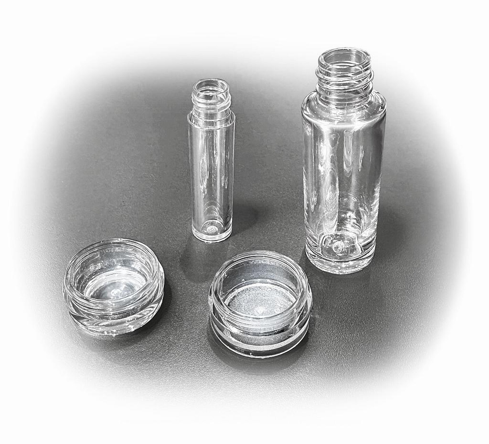 Sieht aus wie Glas, bricht aber nicht, wenn es runterfällt. Sehr früh bereits hat Bell auf PET für die Herstellung von Kosmetikverpackungen gesetzt. (Foto: Wittmann)