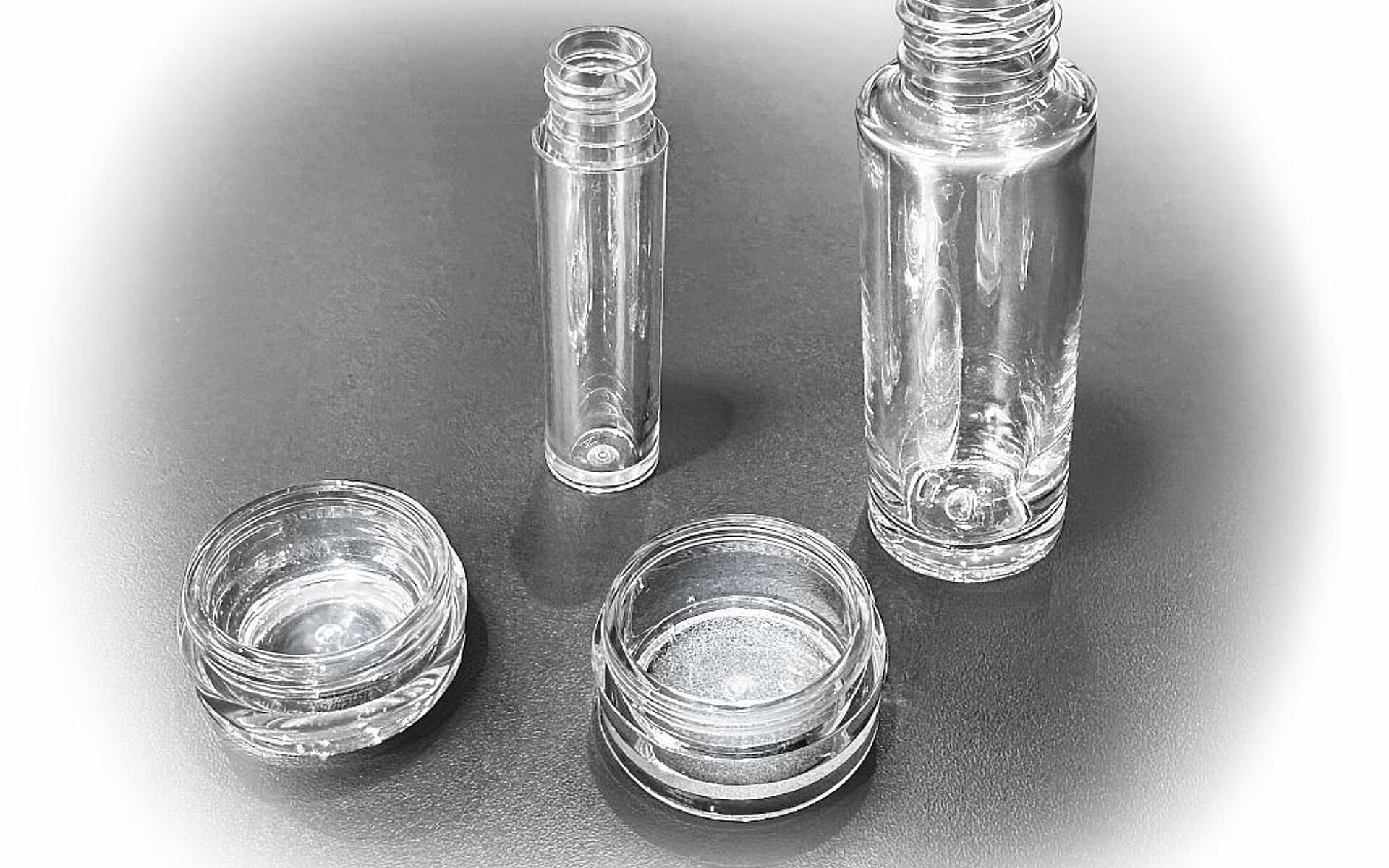 Sieht aus wie Glas, bricht aber nicht, wenn es runterfällt. Sehr früh bereits hat Bell auf PET für die Herstellung von Kosmetikverpackungen gesetzt. (Foto: Wittmann)