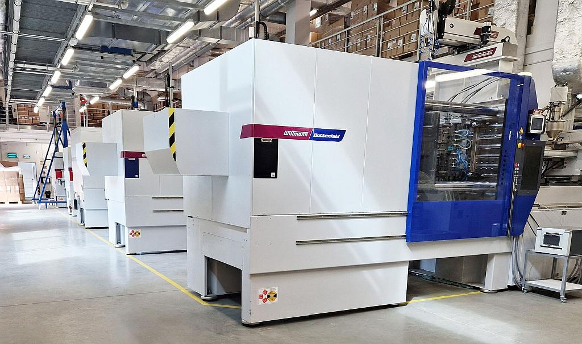 48 Spritzgießmaschinen – allesamt aus der Wittmann Gruppe – umfasst der Maschinenpark. (Foto: Bell)