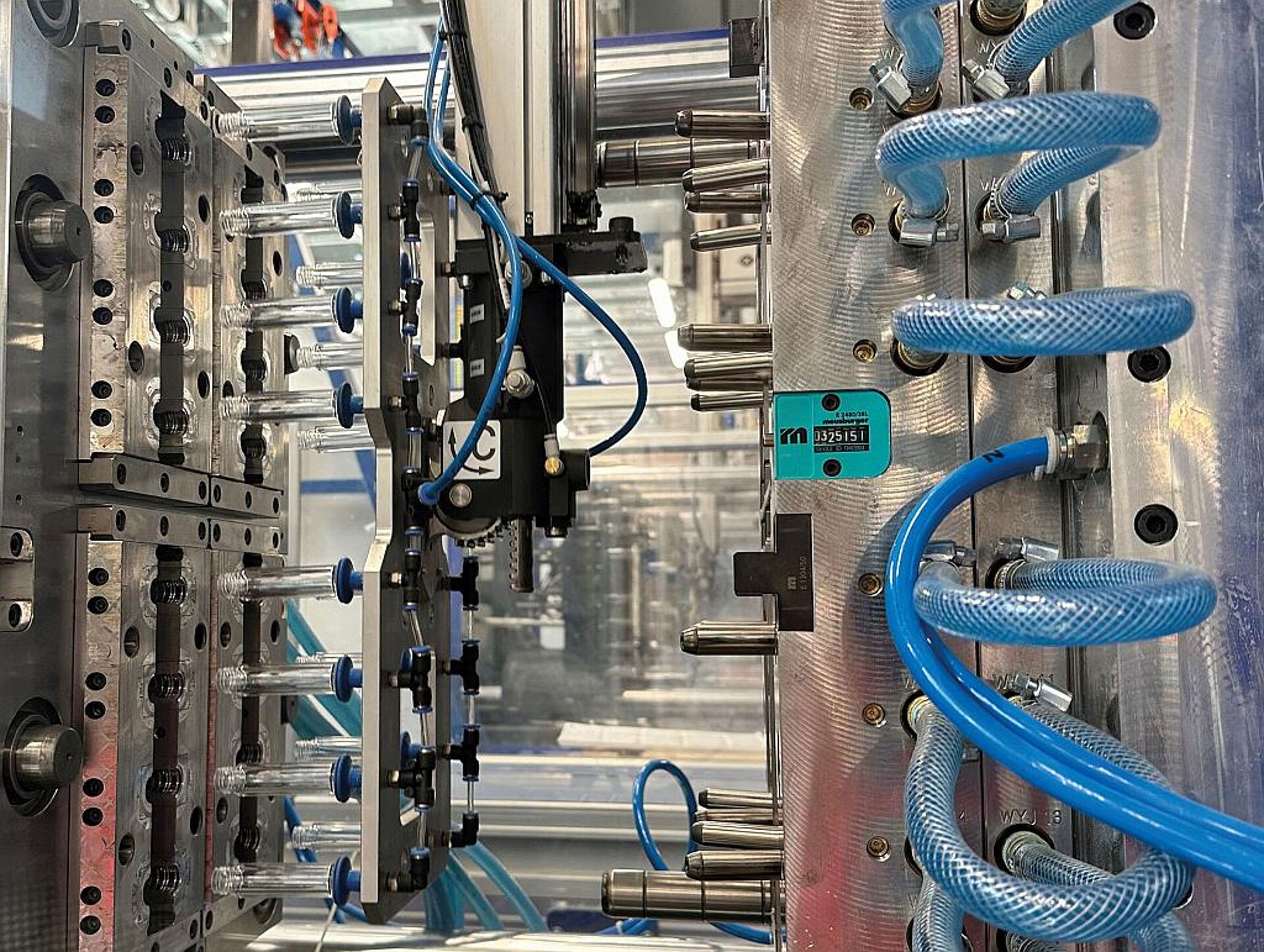 Produktion im 16-fach-Werkzeug: Alle Spritzgießmaschinen sind für die Teileentnahme mit Linearrobotern ausgerüstet. (Foto: Wittmann)