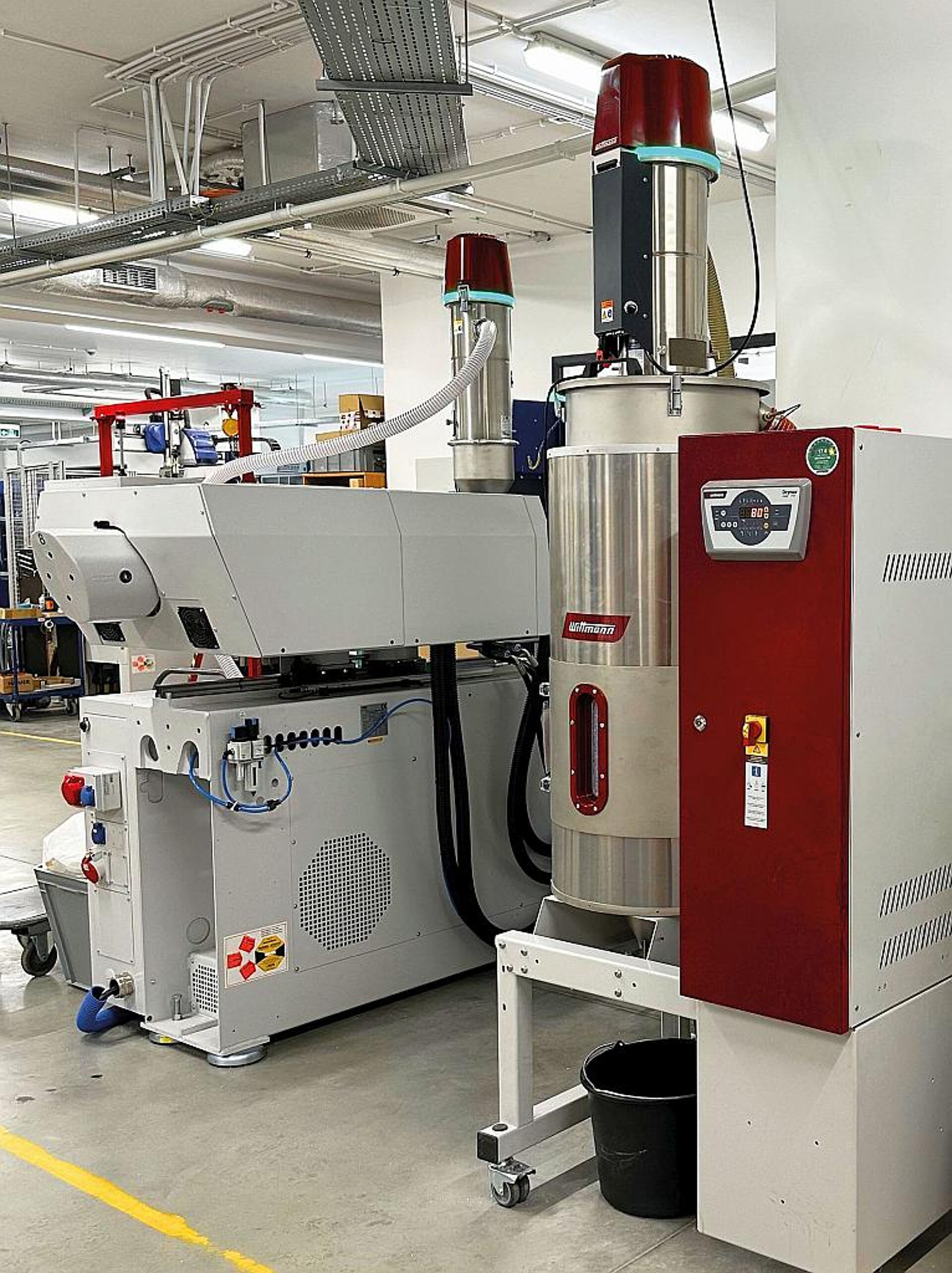 An die Trocknung stellt PETG besondere Anforderungen. Das Wittmann-Team hat die Drymax-Trockner für seinen Kunden Bell entsprechend modifiziert. (Foto: Wittmann)