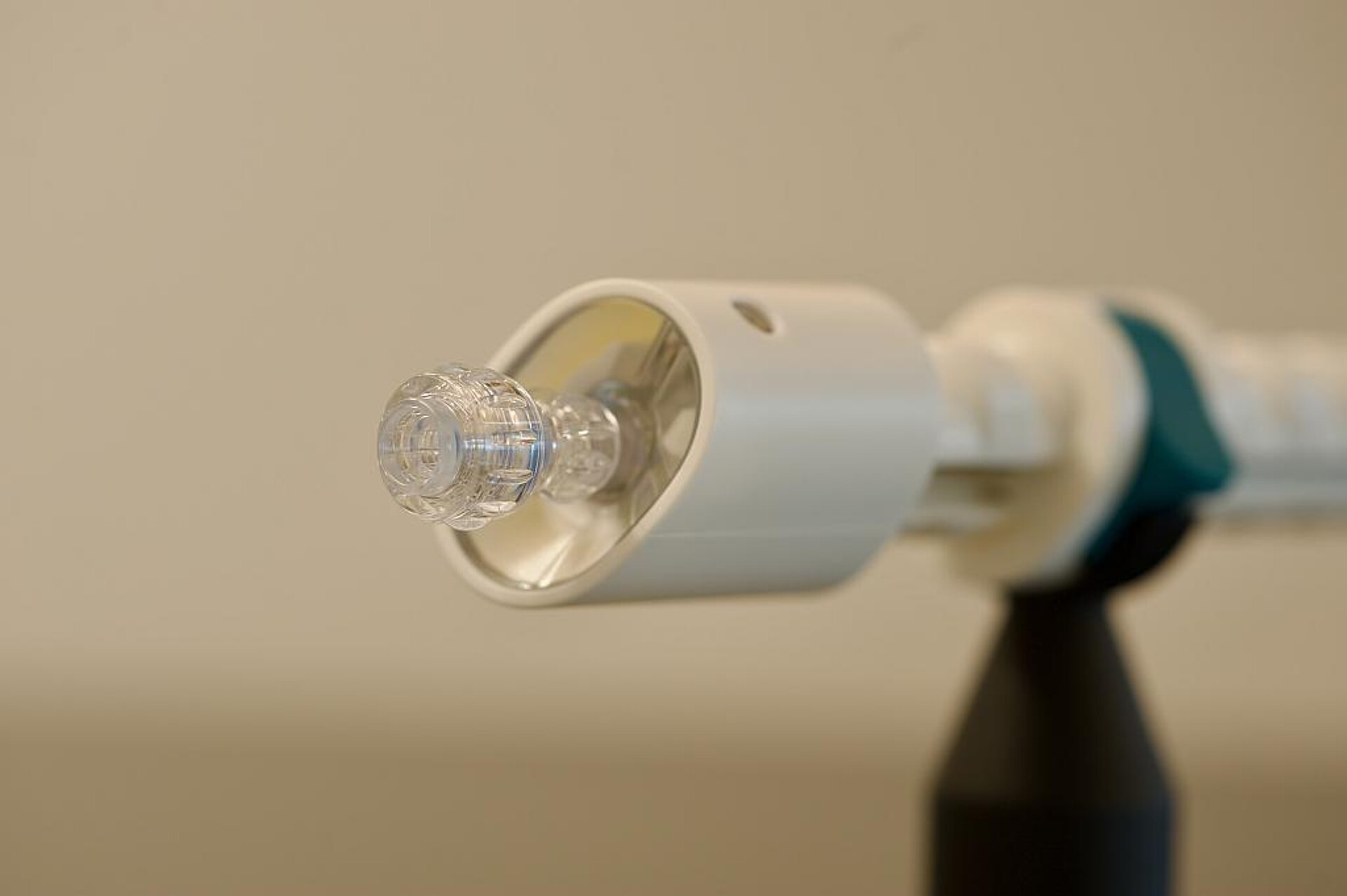 Die Gewindestange mit einer Länge von 44 cm ist das größte Spritzgussteil in der Geschichte von 1zu1. (Foto: 1zu1)
