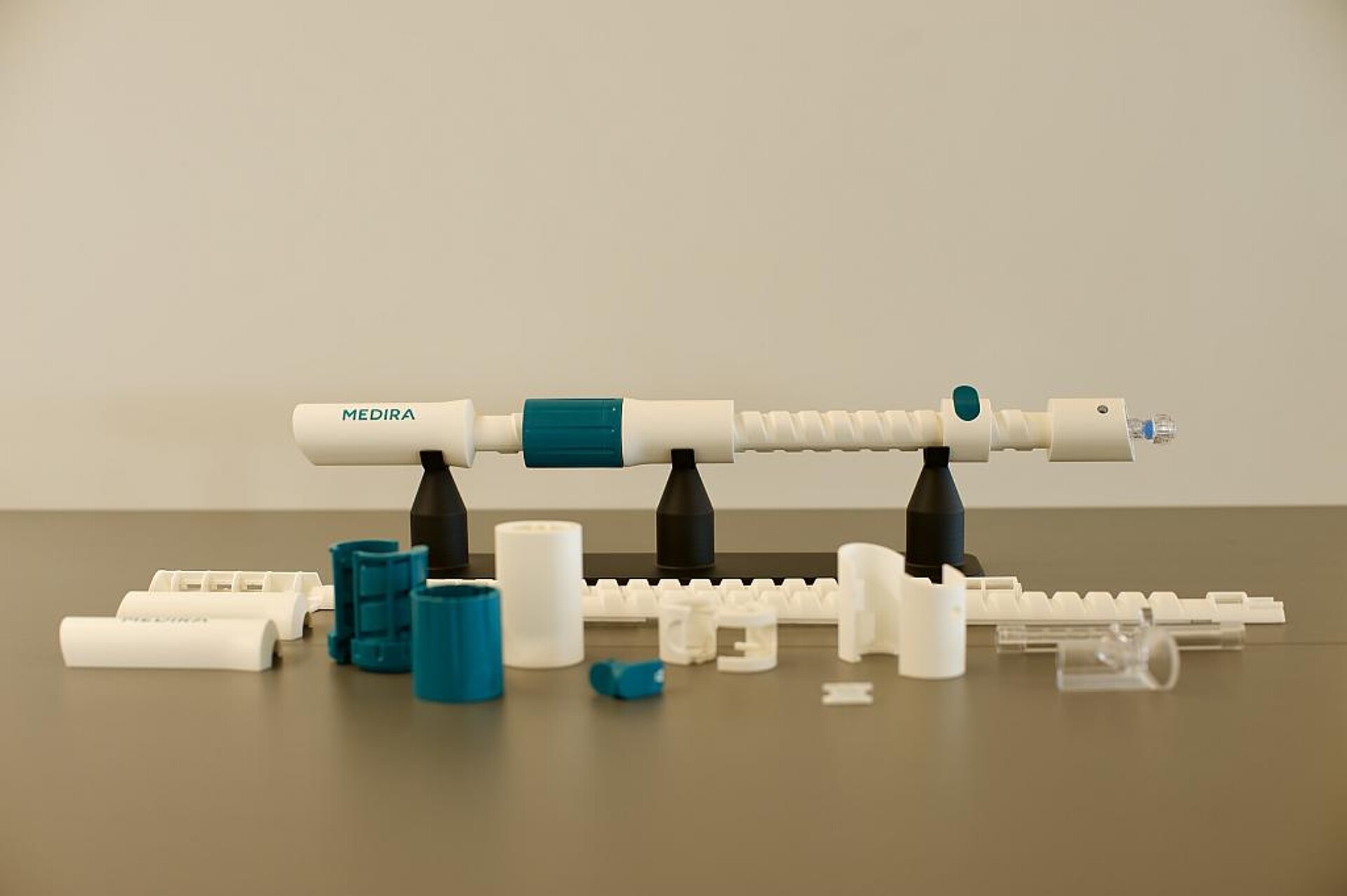 1zu1 realisierte in wenigen Monaten eine gesamte Baugruppe hochpräziser Spritzgussteile für das Implantat-Einführsystem von Medira. (Foto: 1zu1)