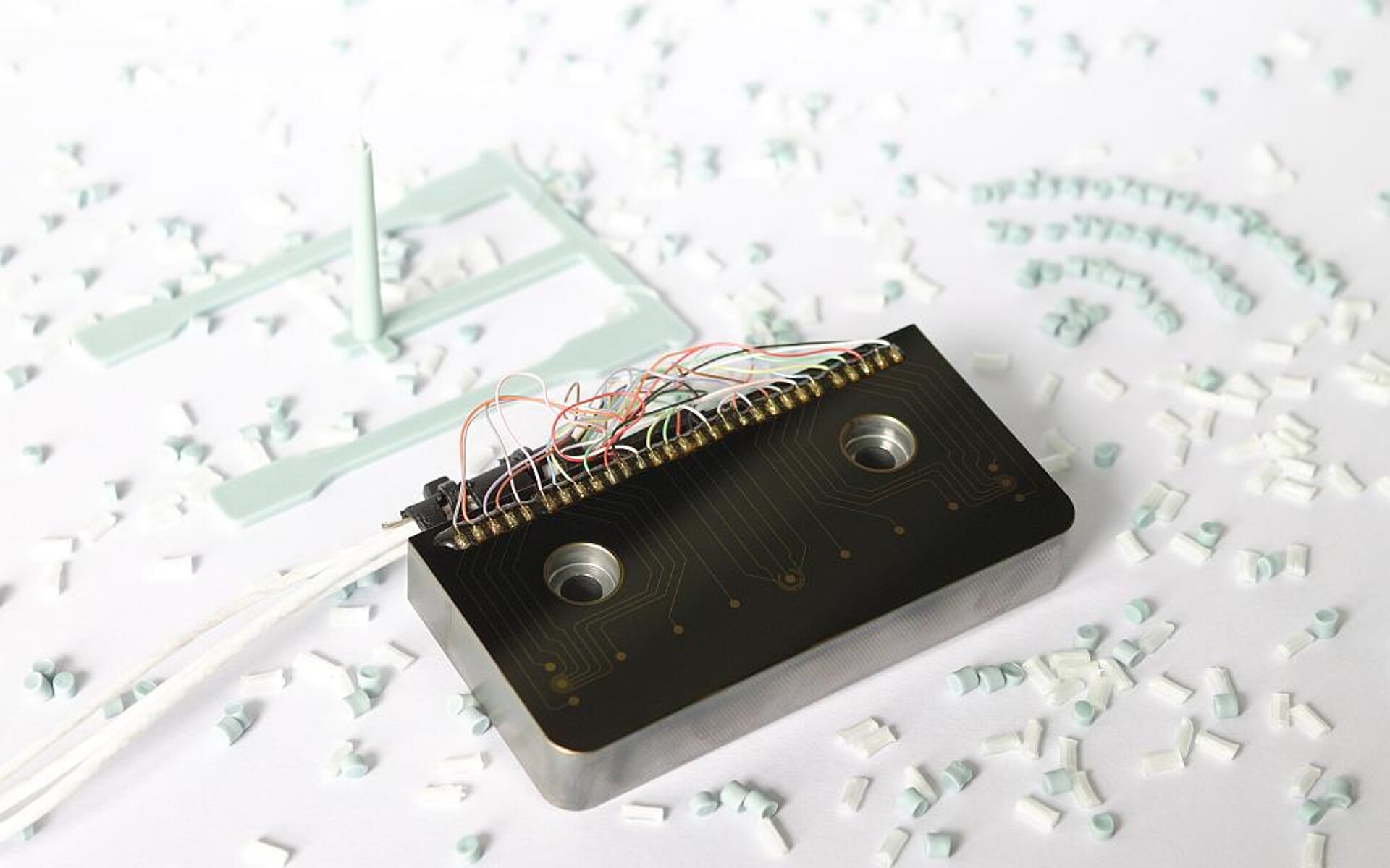 Werkzeugeinleger mit Dünnschichtsensoren für das Kunststoffspritzgießen. (Foto: Fraunhofer IST, Martin Rekowski)