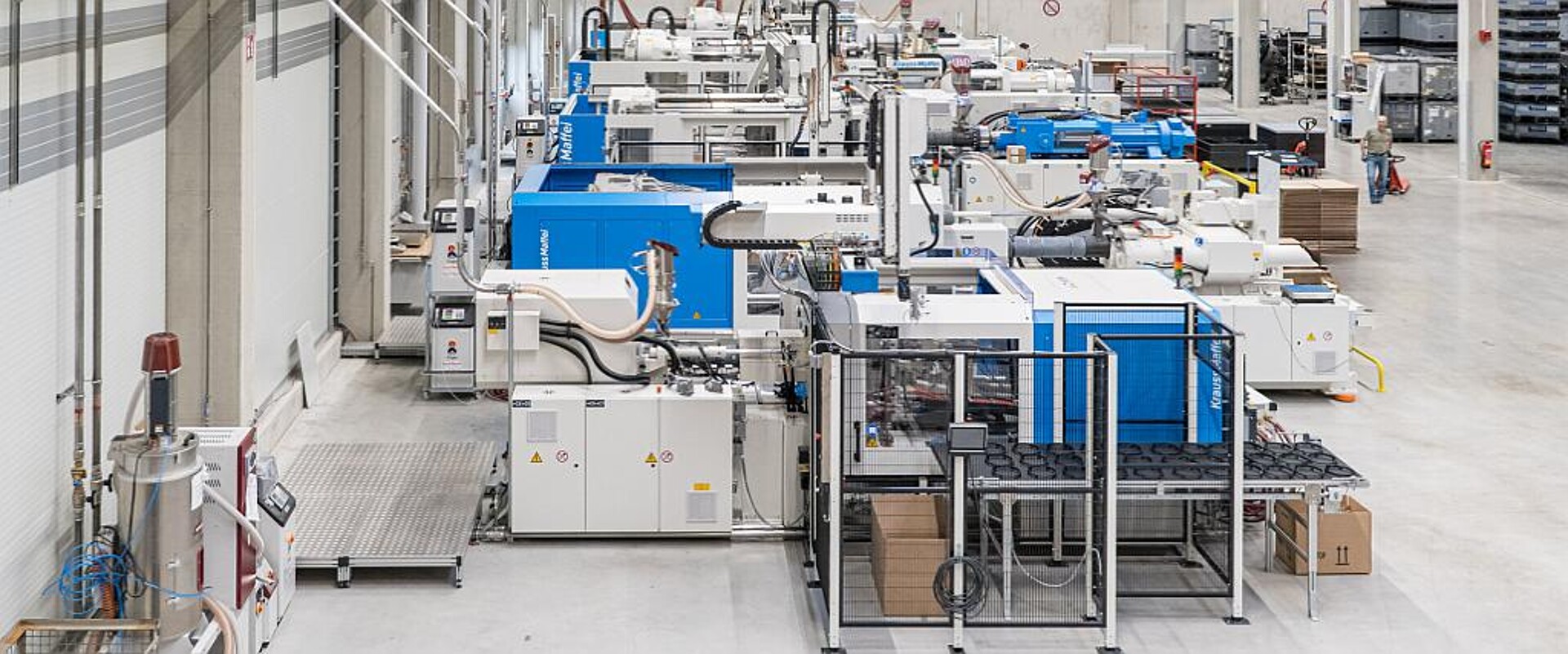 Mit Spritzgießmaschinen von KraussMaffei im Schließkraftbereich von 1.600 bis 14.500 kN bietet Osbra namhaften Kunden wie Mercedes-AMG, Porsche, BMW, Aston Martin und Maybach eine große Fertigungstiefe. (Foto: Osbra)