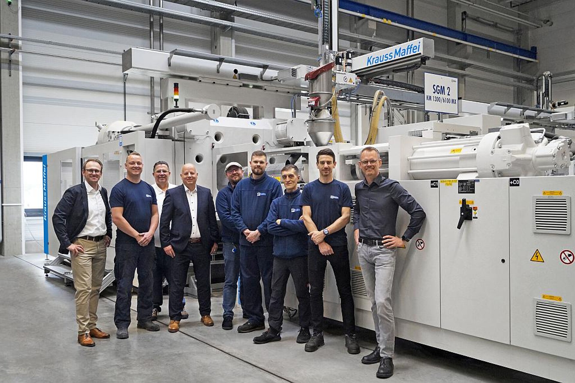 Eingespieltes Team von Osbra und KraussMaffei (v. l.): Florian Eilhardt, Raphael Mangold, Wolfgang Rössler, Siegfried Richter, Ralf Böhm, Martin Miezek, Halil Ibrahim Altinkaya, Benjamin Miller und Stefan Betzing. (Foto: KraussMaffei)