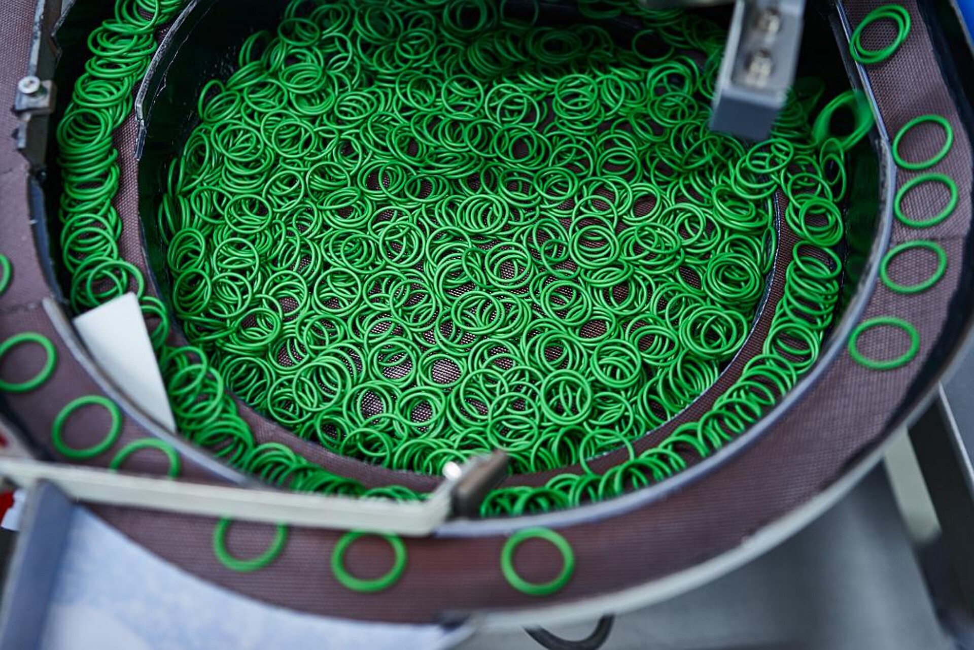 Die neue PFAS-freie Beschichtung löst zahlreiche Reibprobleme, die beim Einsatz von Elastomerdichtungen entstehen. (Foto: APO)