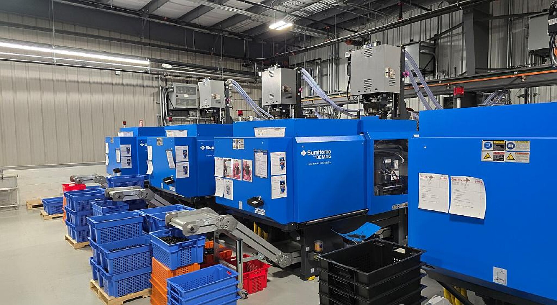 Blick in die neue Fertigung von Hugo Stiehl im kanadischen Brantford – vier IntElect Multi 180 und zwei IntElect 75 stehen hier. (Foto: Sumitomo (SHI) Demag)