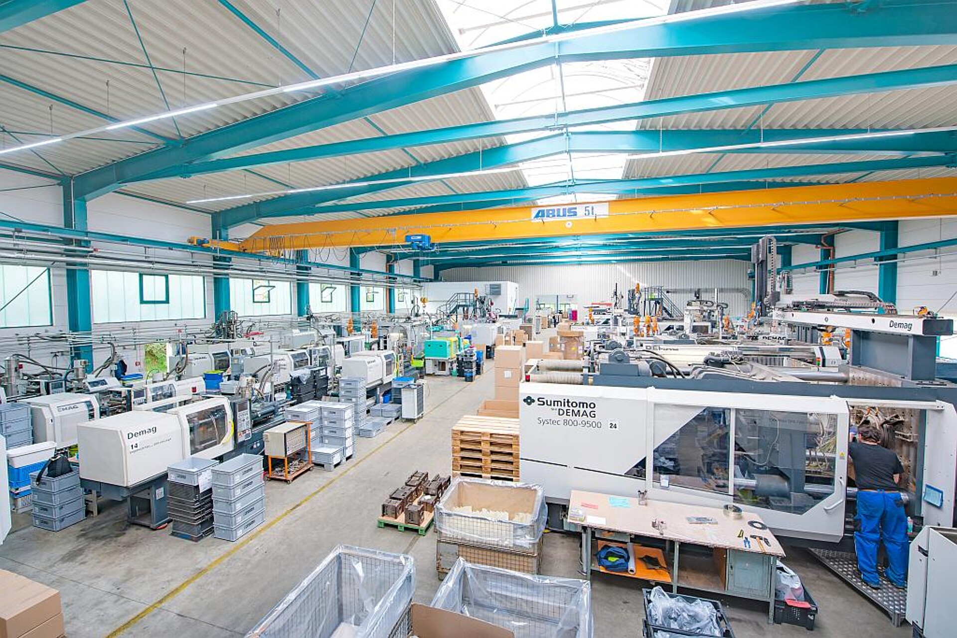 Der mit Abstand größte Teil der insgesamt 140 Spritzgießmaschinen, die derzeit bei HSK laufen, stammen von Sumitomo (SHI) Demag – wie auch hier im Werk 2. (Foto: Sumitomo (SHI) Demag)