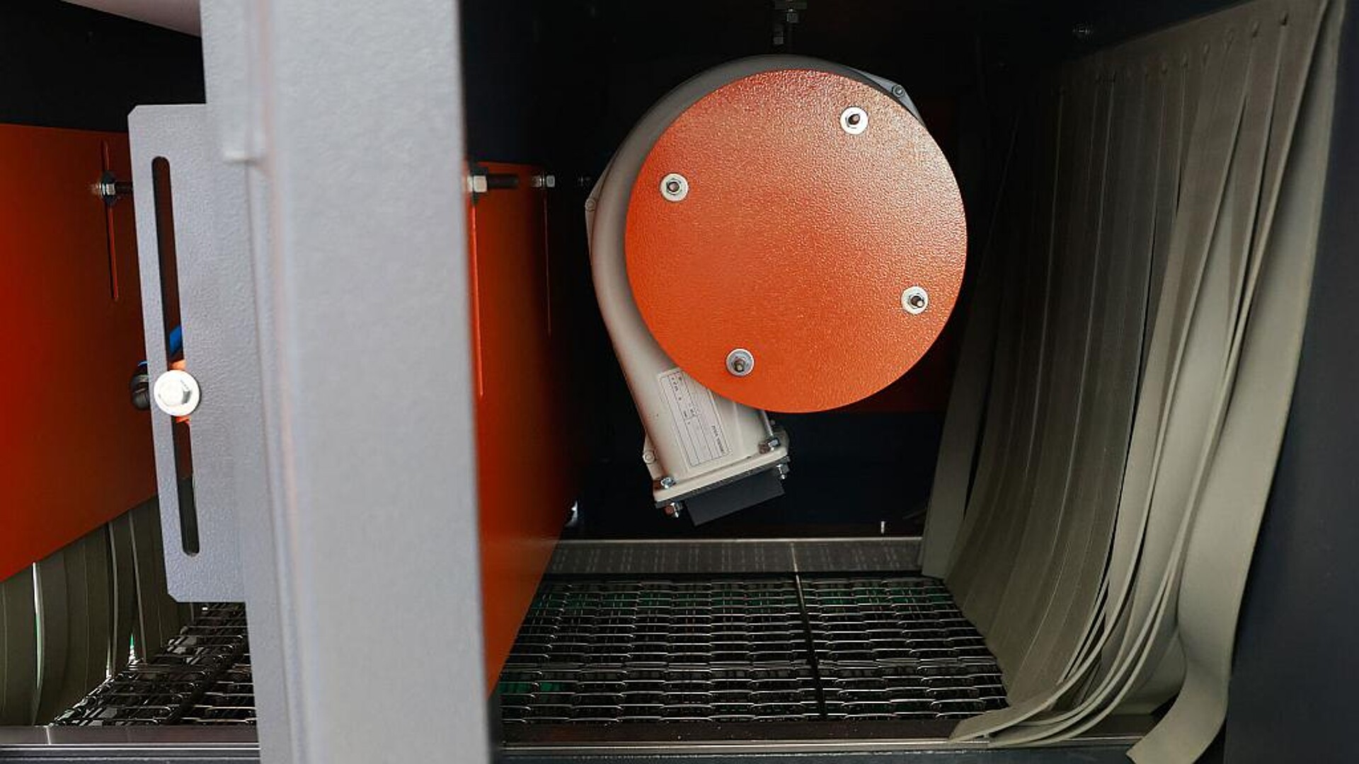 Die Abblaszone im Auslaufbereich der Anlage sorgt dafür, dass auf den Gehäuseteilen befindliches Strahlmittel weitestgehend entfernt wird. (Foto: Rösler Oberflächentechnik)