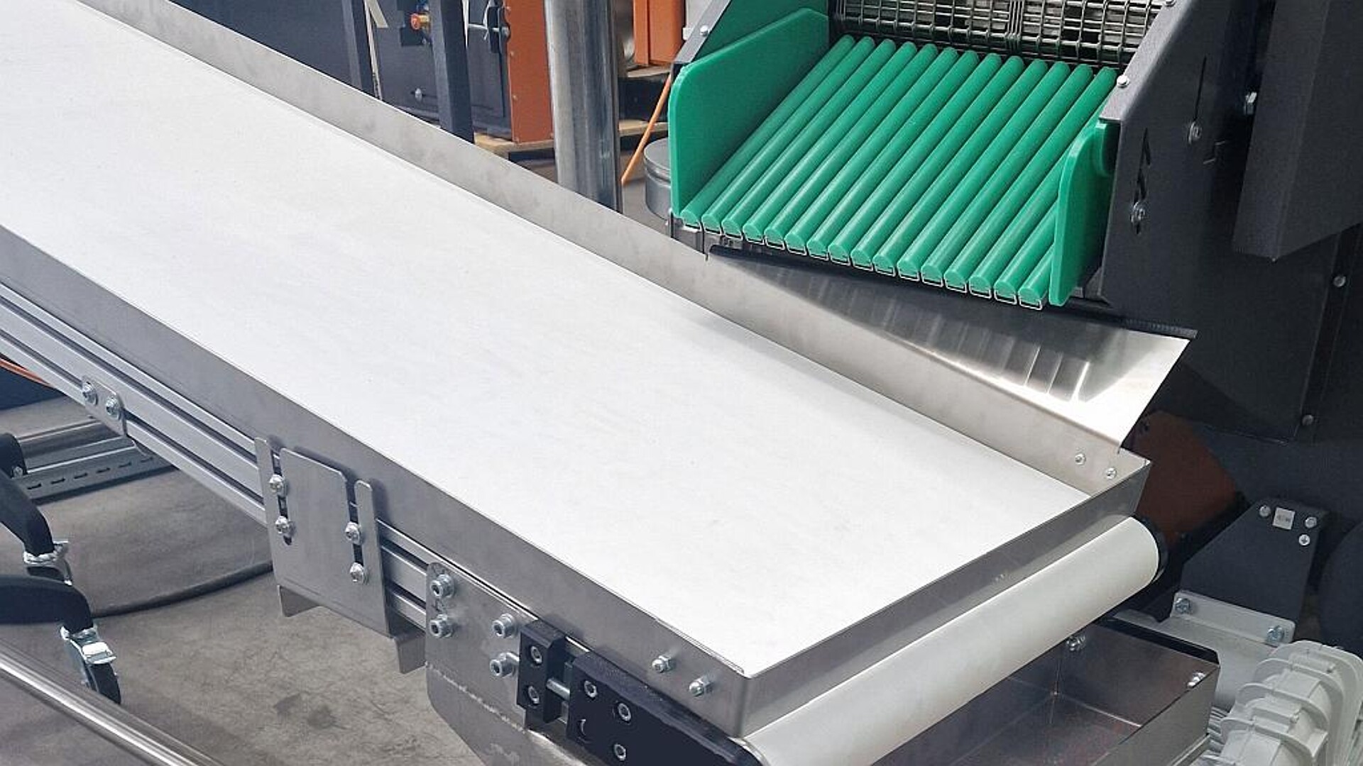Das optionale Rücktransportbandsystem befördert die bearbeiteten Werkstücke zurück zur Beladestation, wo sie vom Bedienpersonal manuell entnommen werden. (Foto: Rösler Oberflächentechnik)