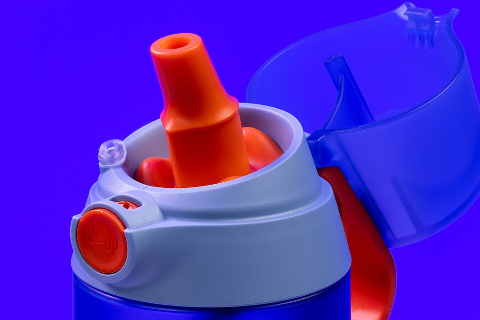 Wasserflasche des Münchner Unternehmens air up. Das Mundstück (rot) besteht aus Siliconkautschuk von Wacker und wird während der K 2025 am Messestand aus Elastosil eco LR 5003 live gefertigt. (Foto: Wacker)