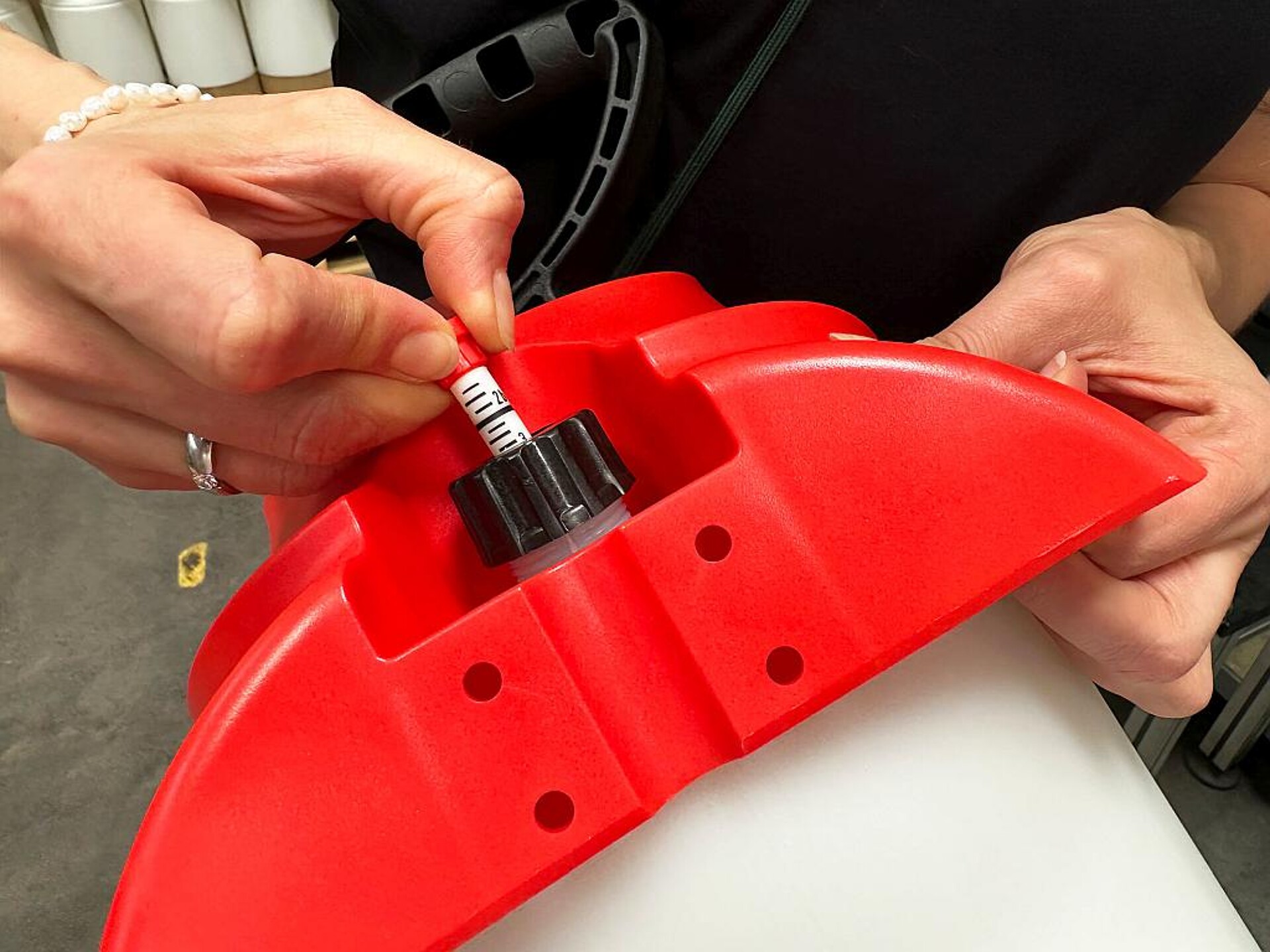 Das Kolbenmanometer dient als Sicherheitsventil. Bis drei bar Druck sind zulässig. Überdruck kann über den Kolben sicher entweichen. (Foto: Wittmann)